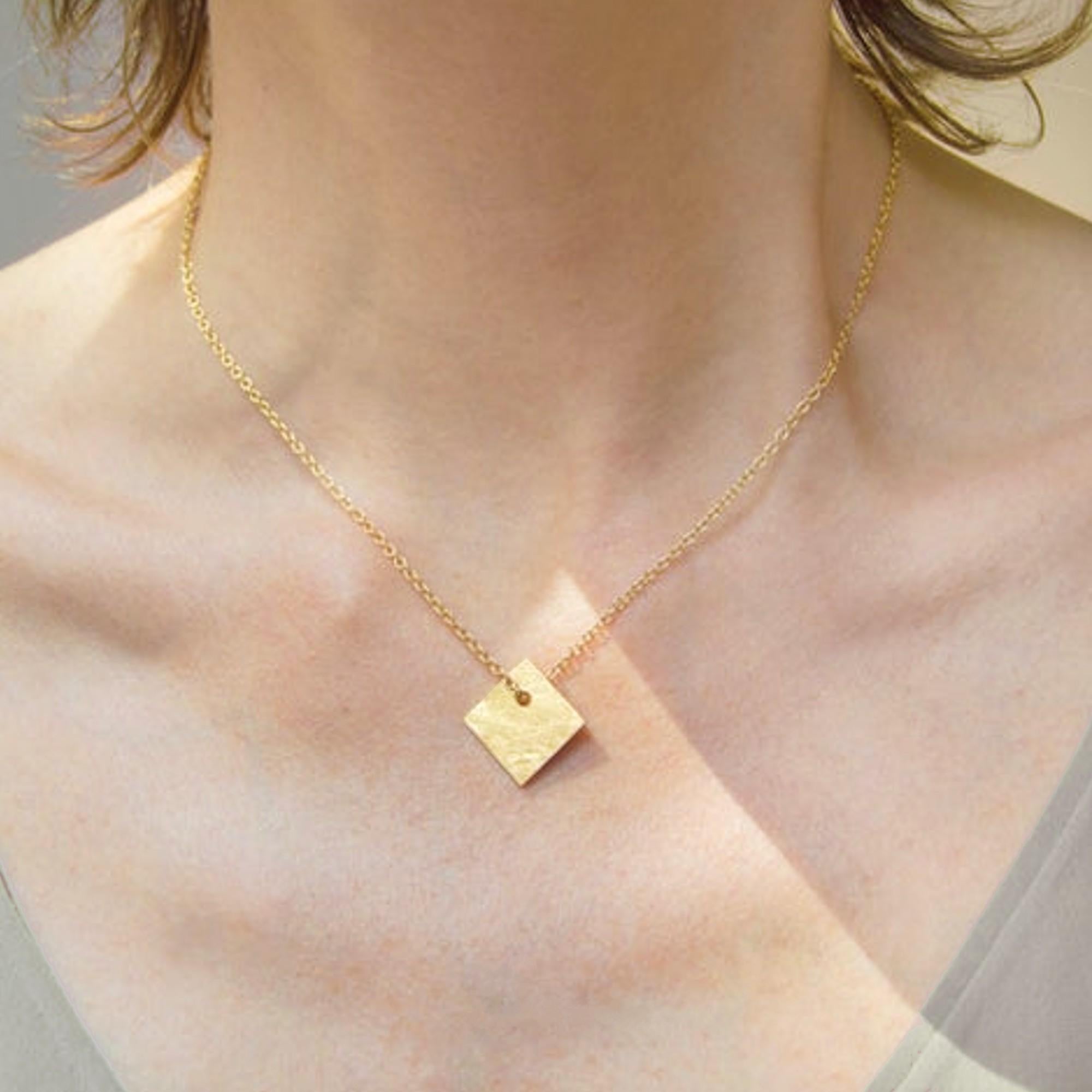 Collection Alex Jona Design/One, fait à la main en Italie, collier à chaîne pendante en or jaune 18 carats.
Taille des pendentifs :7.87 in. x 7.87 in.
Longueur de la chaîne :16.53 in.

Les bijoux Alex Jona se distinguent, non seulement par leur