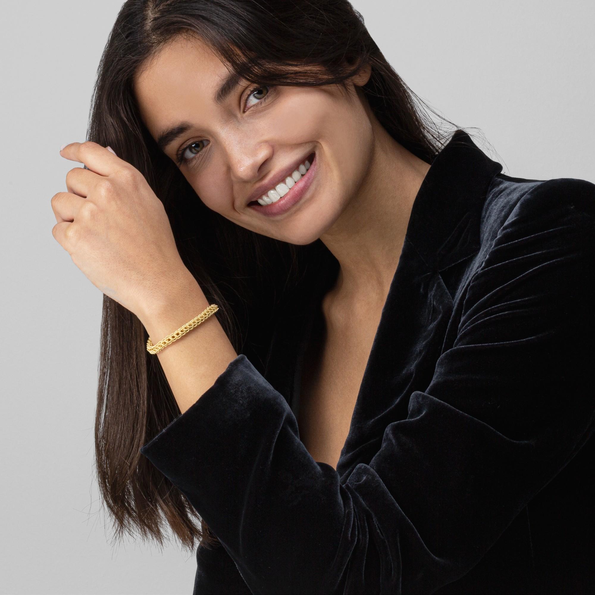 Alex Jona design collection, hand crafted in Italy, 18 karat yellow gold Pizzo twisted wire link bracelet.

Alex Jona jewels stand out, not only for their special design and for the excellent quality of the gemstones, but also for the careful