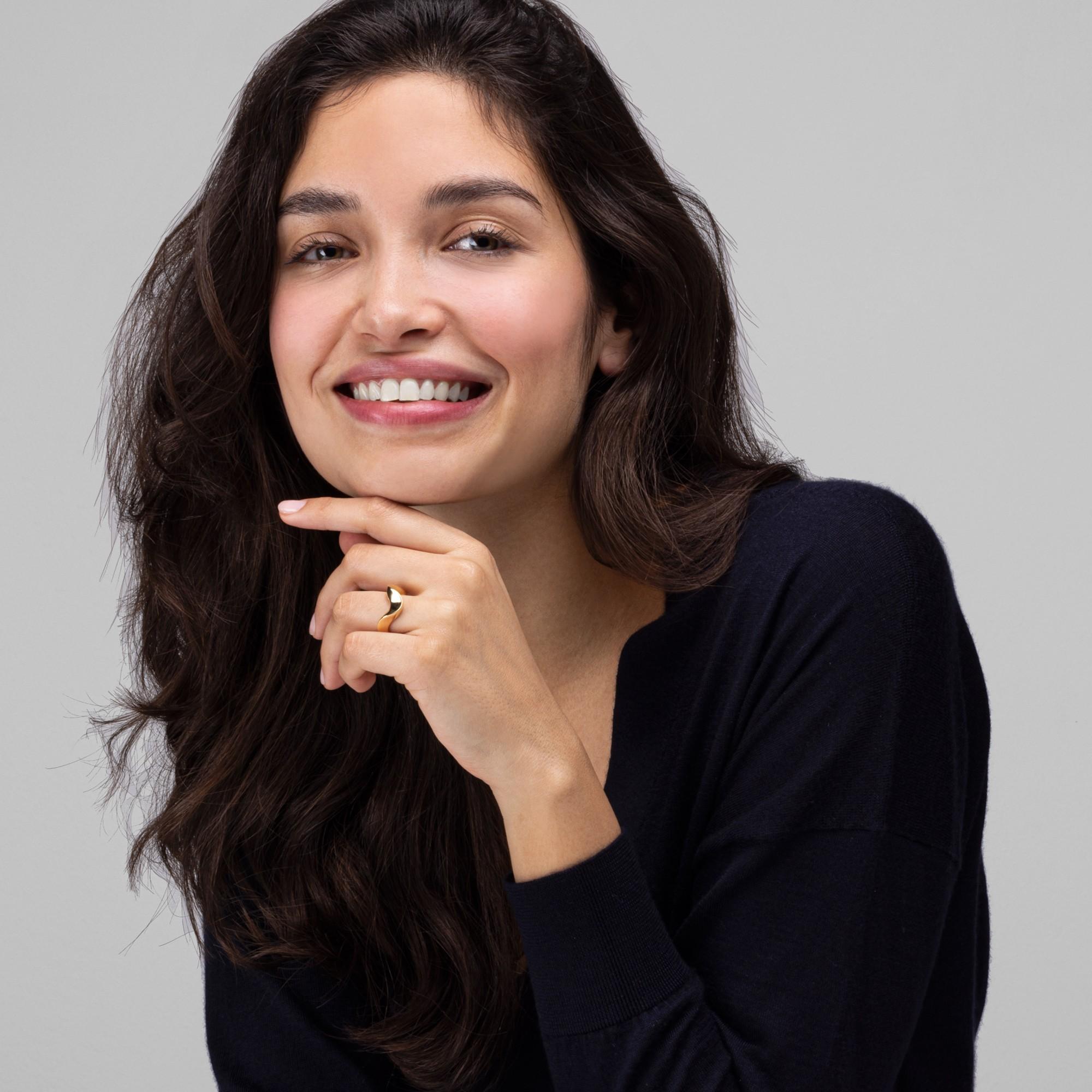 Collection design d'Alex Jona, travail artisanal en Italie, bague vague en or jaune 18 carats. 

Les bijoux Alex Jona se distinguent, non seulement par leur design particulier et par l'excellente qualité des pierres précieuses, mais aussi par