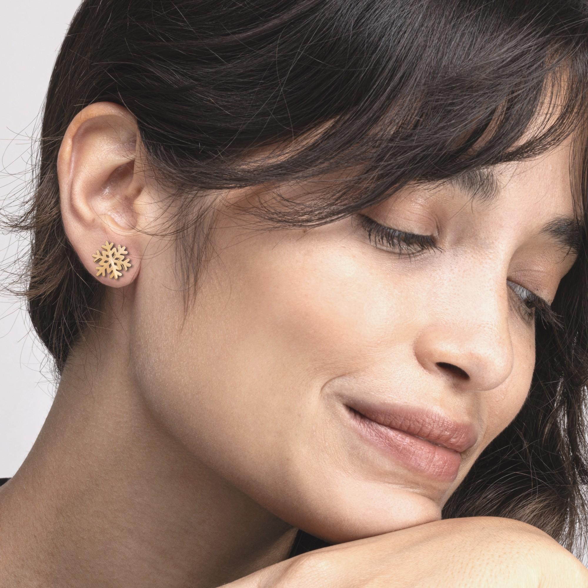 Alex Jona design collection, hand crafted in Italy, 18 karat yellow gold snowflake stud earrings.  

Alex Jona jewels stand out, not only for their special design and for the excellent quality of the gemstones, but also for the careful attention