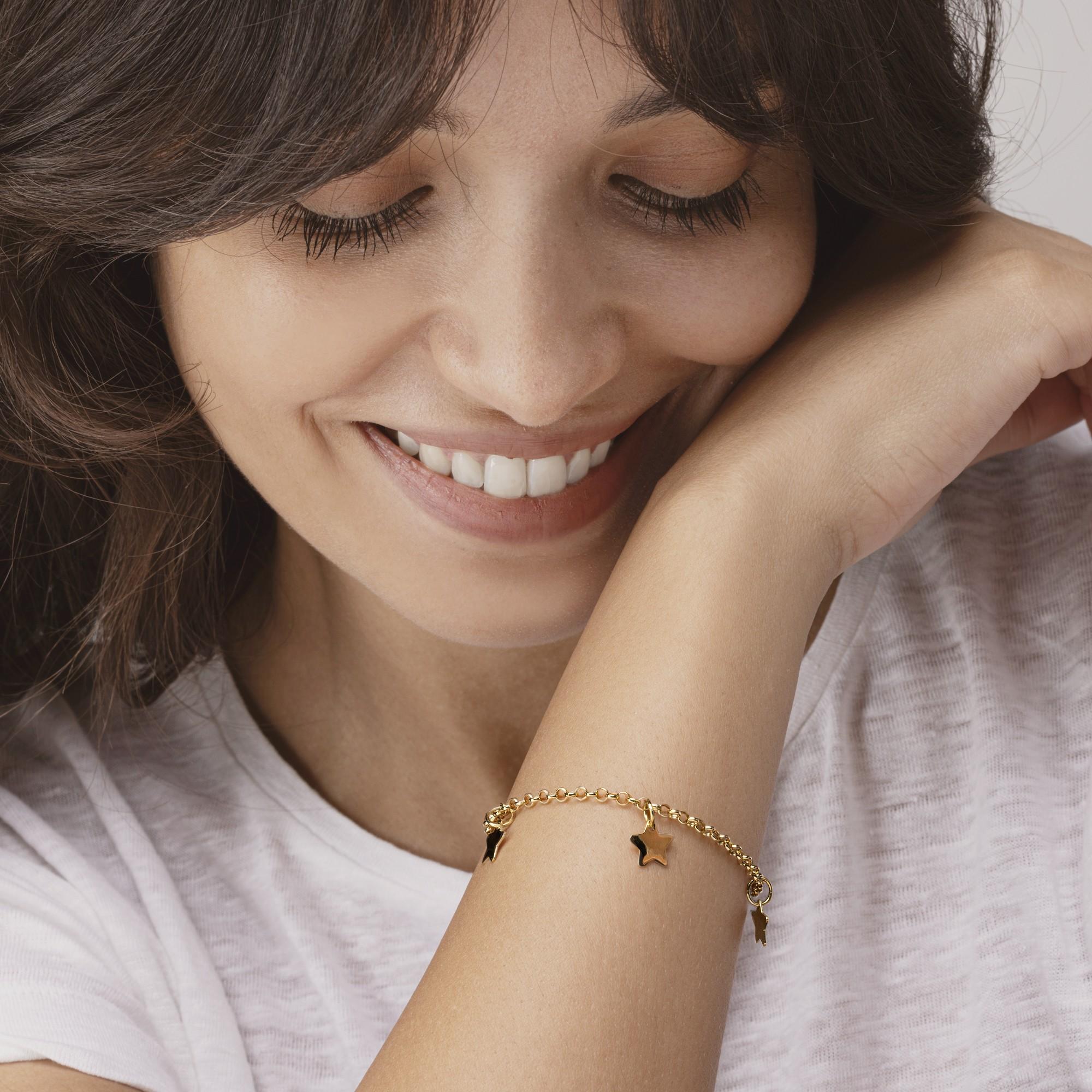 Collection Design/One d'Alex Jona, fabrication artisanale en Italie, bracelet à breloques en étoile jaune 18 carats.

Les bijoux Alex Jona se distinguent, non seulement par leur design particulier et par l'excellente qualité des pierres précieuses,