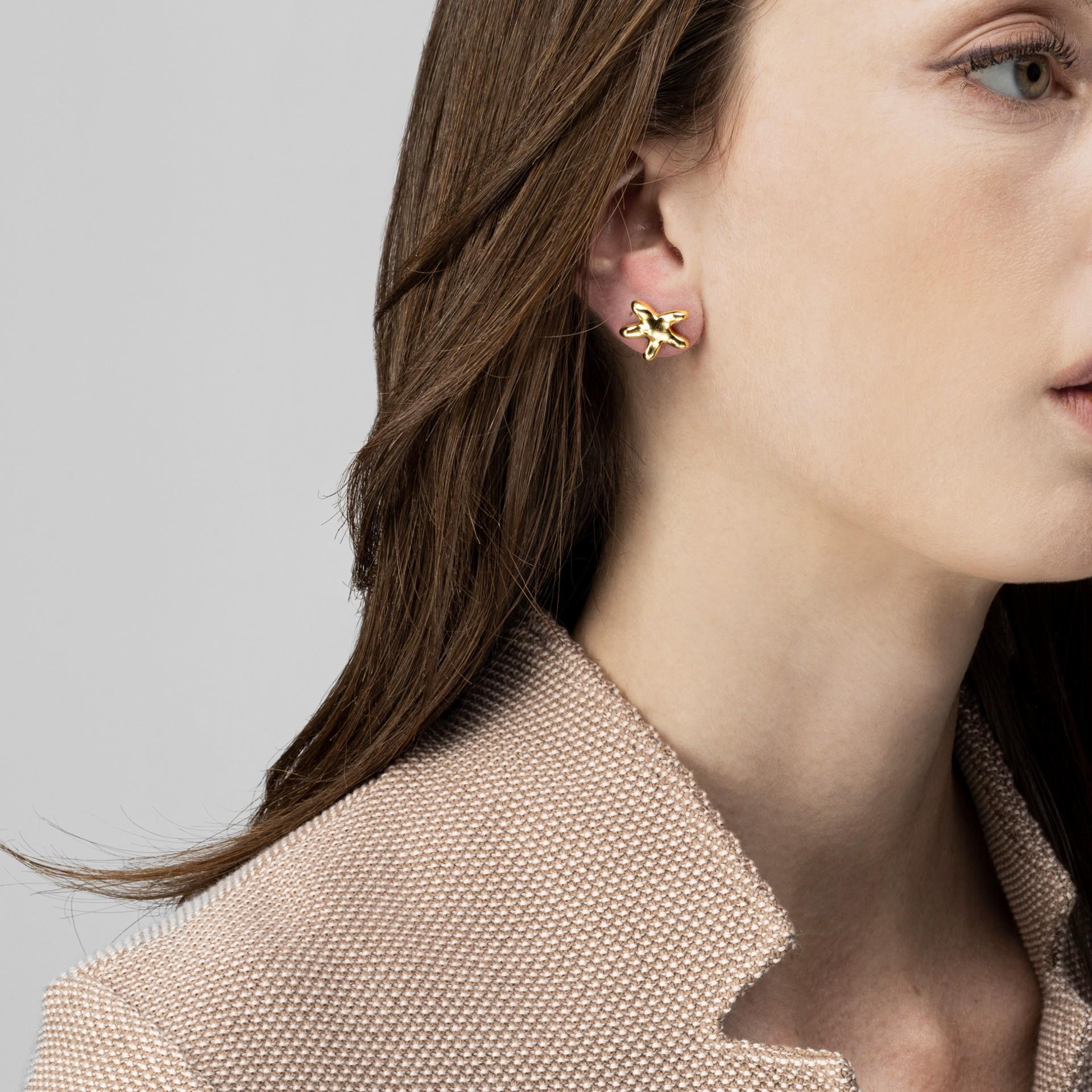Alex Jona Design-Kollektion, handgefertigt in Italien, Seestern-Ohrringe aus 18 Karat Gelbgold.  

Die Juwelen von Alex Jona zeichnen sich nicht nur durch ihr besonderes Design und die hervorragende Qualität der Edelsteine aus, sondern auch durch