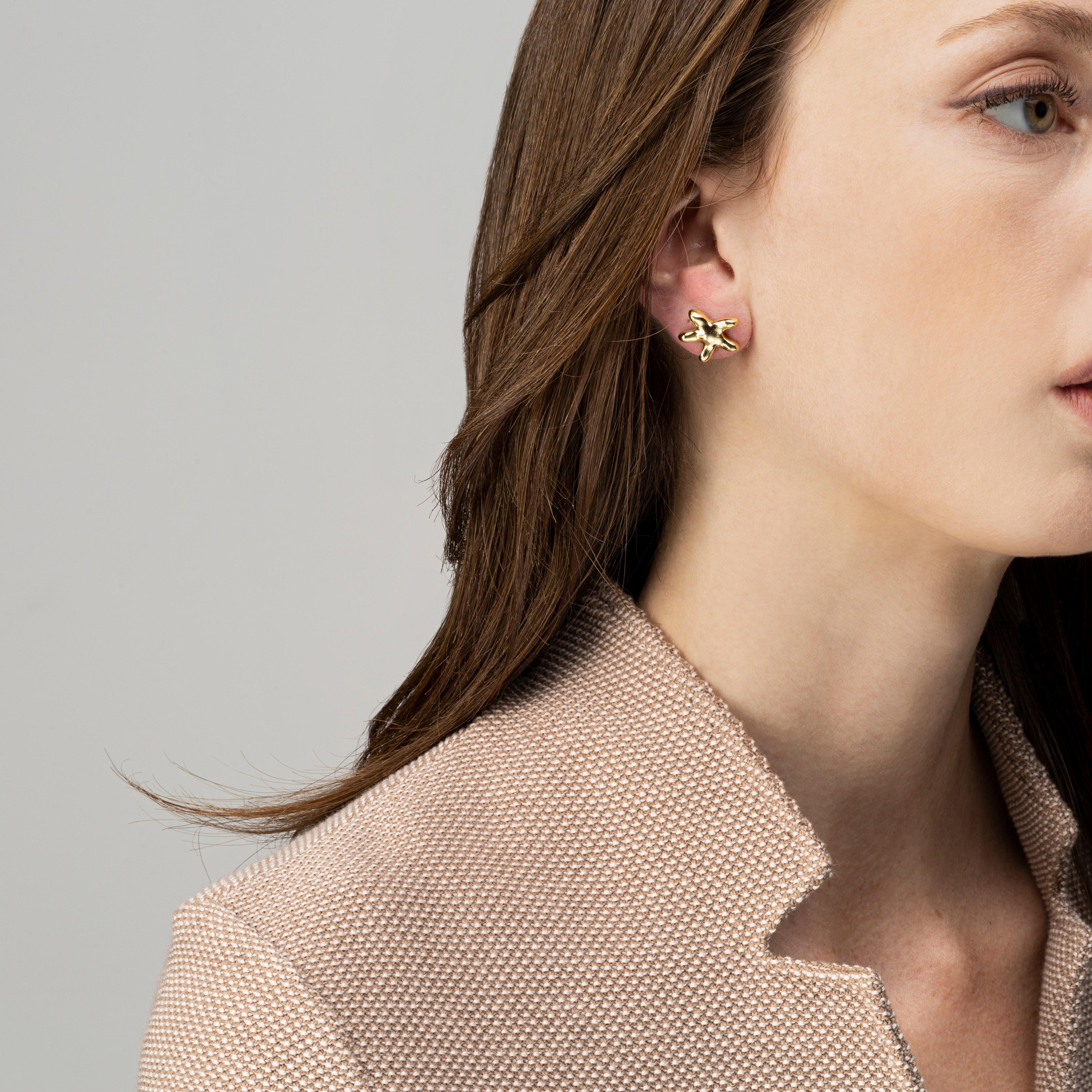 Collection design Alex Jona, fabriquée à la main en Italie, boucles d'oreilles étoile de mer en or jaune 18 carats.  

Les bijoux Alex Jona se distinguent non seulement par leur design particulier et par l'excellente qualité des pierres précieuses,