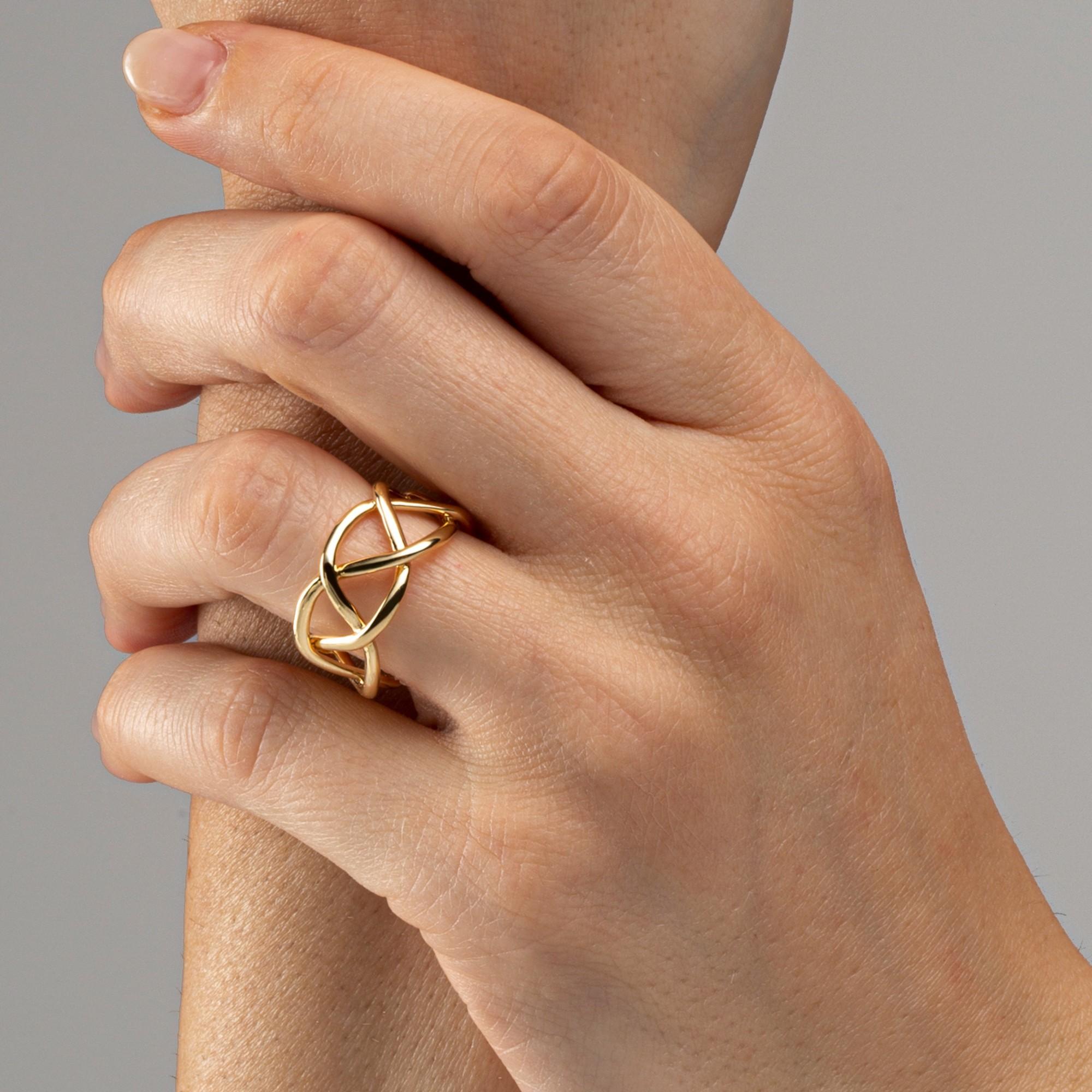 Collection design Alex Jona, fabriquée à la main en Italie, bague à treillis en or jaune 18 carats.
Cette bague est de taille US 6.5, elle peut être ajustée à n'importe quelle taille. Disponible en différentes couleurs dorées.
Les bijoux Alex Jona