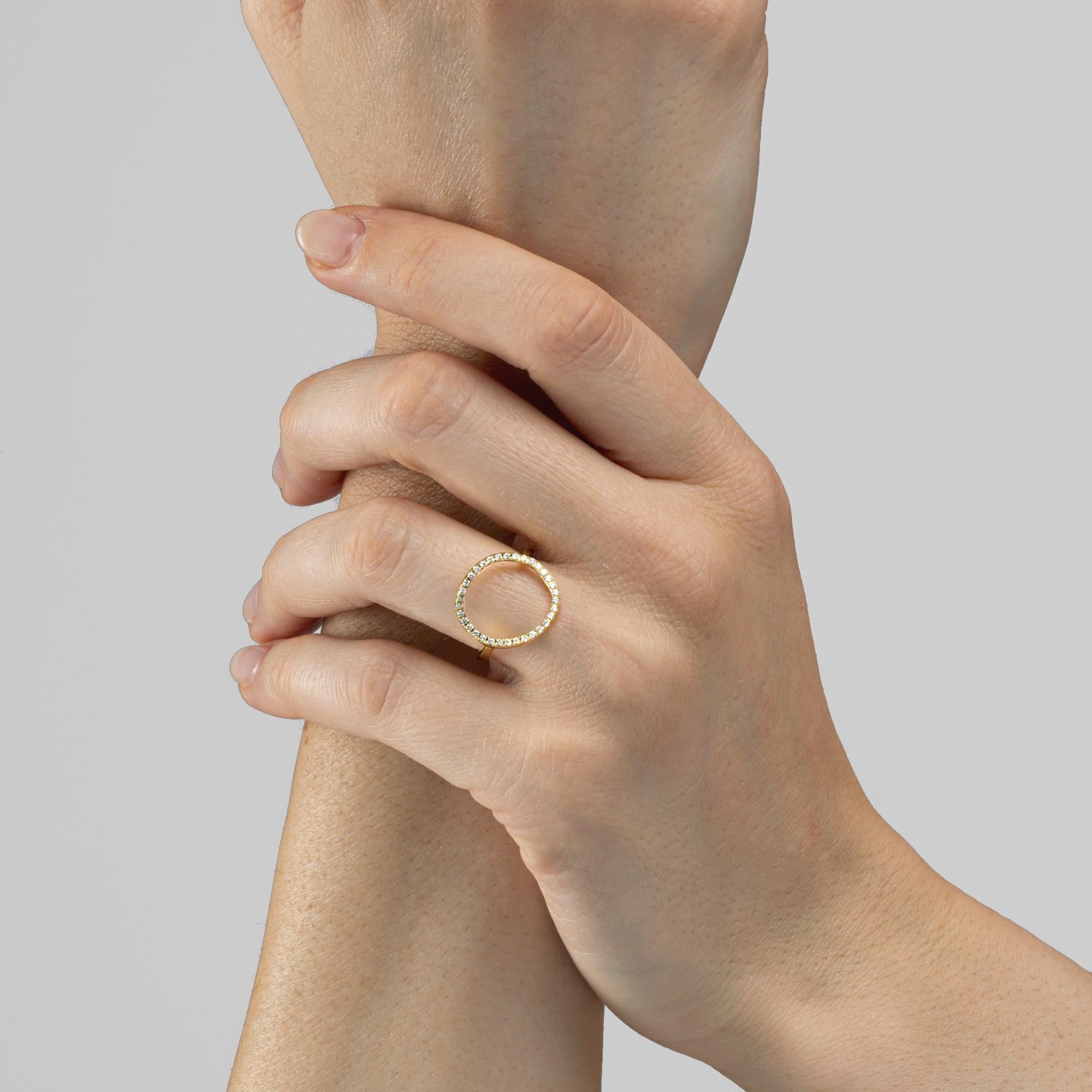 Alex Jona Design Kollektion, handgefertigt in Italien, offener Ring aus 18 Karat Gelbgold, besetzt mit 0,22 Karat weißen Diamanten (Farbe F-G, Reinheit VVS). US Größe 6, kann in der Größe angepasst werden. Abmessungen: 0.75 in. H x 0.63 in. B x 0,61