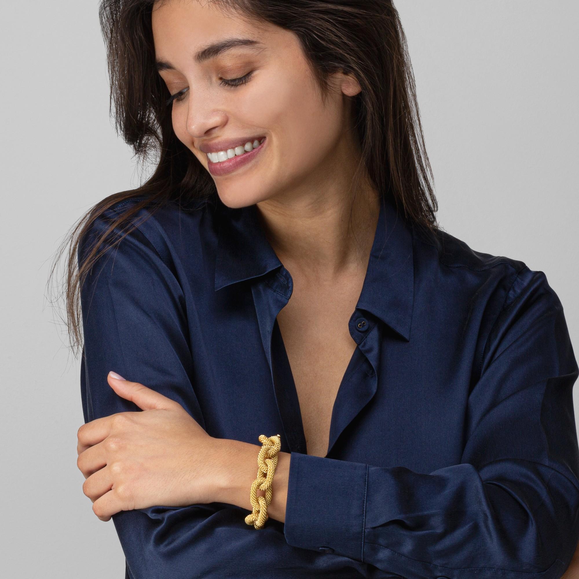 Alex Jona design collection, finely hand crafted in Italy, 18 Karat yellow gold woven link chain bracelet. 

Alex Jona jewels stand out, not only for their special design and for the excellent quality of the gemstones, but also for the careful