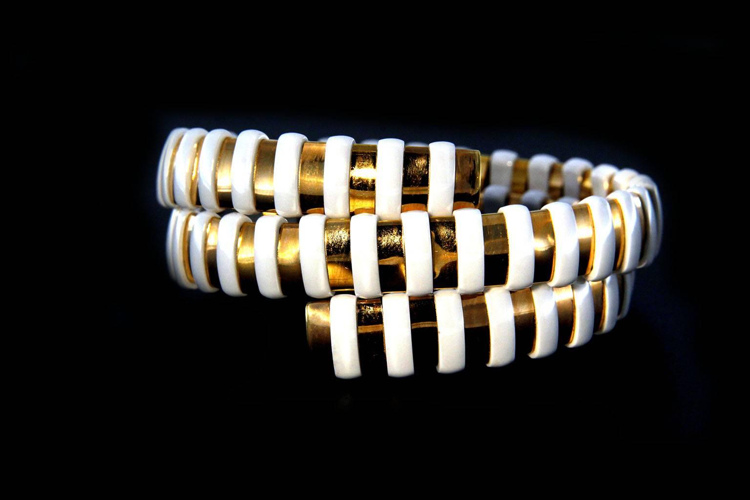 Contemporaneo Bracciale a spirale in ceramica bianca high-tech in oro rosa 18 carati di Alex Jona in vendita