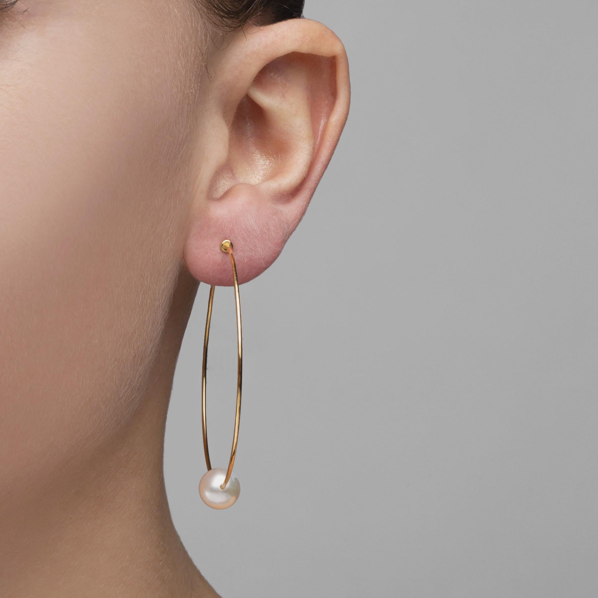 Collection design Alex Jona, fabriquée à la main en Italie, boucles d'oreilles en or jaune 18 carats avec deux perles blanches d'Akoya. Diamètre de la perle : 9,5 mm / 0,39 pouce.

Les bijoux Alex Jona se distinguent, non seulement par leur design