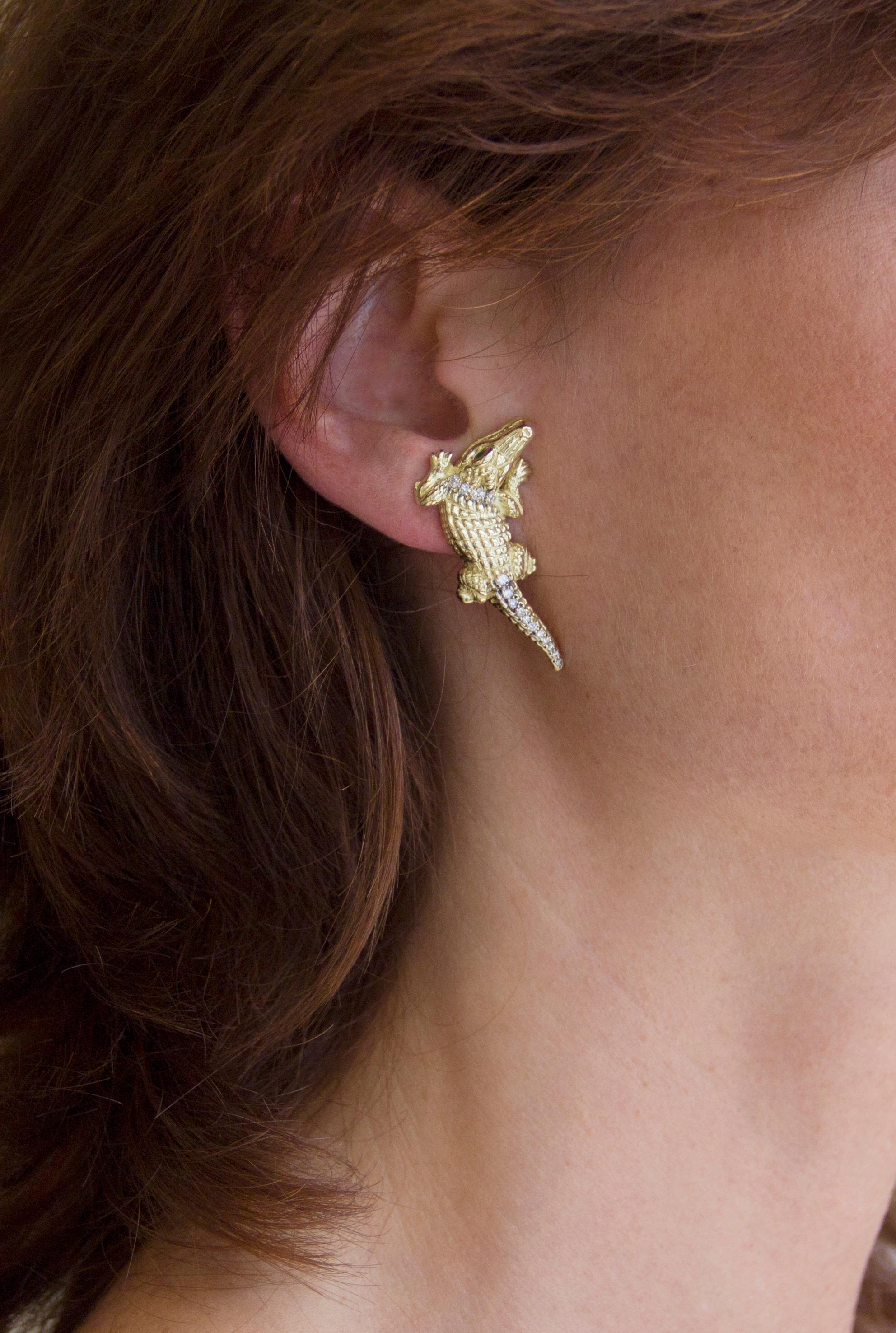 Orecchini a clip Alex Jona Alligator in oro giallo 18 carati con diamante bianco e smeraldo In condizioni Nuovo in vendita a Lugano, CH