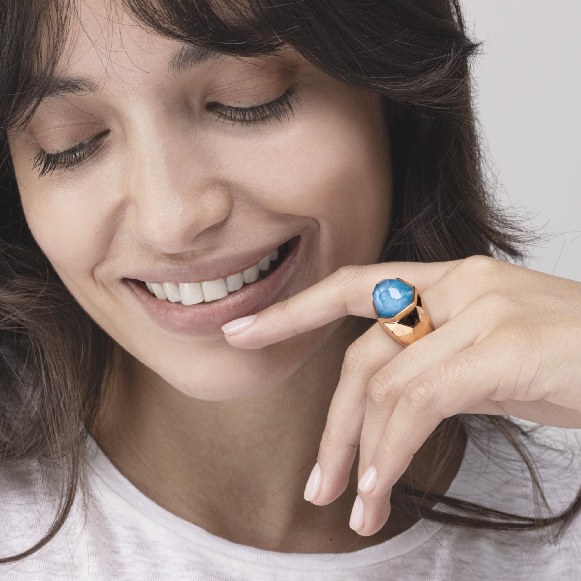 Collezione Alex Jona, realizzato a mano in Italia, anello a cupola sfaccettata in oro rosa 18 carati con quarzo taglio pazzo e apatite, per un peso di 13,10 carati.  Taglia US 7, può essere adattata a qualsiasi specifica.
Dimensioni: H 1,25