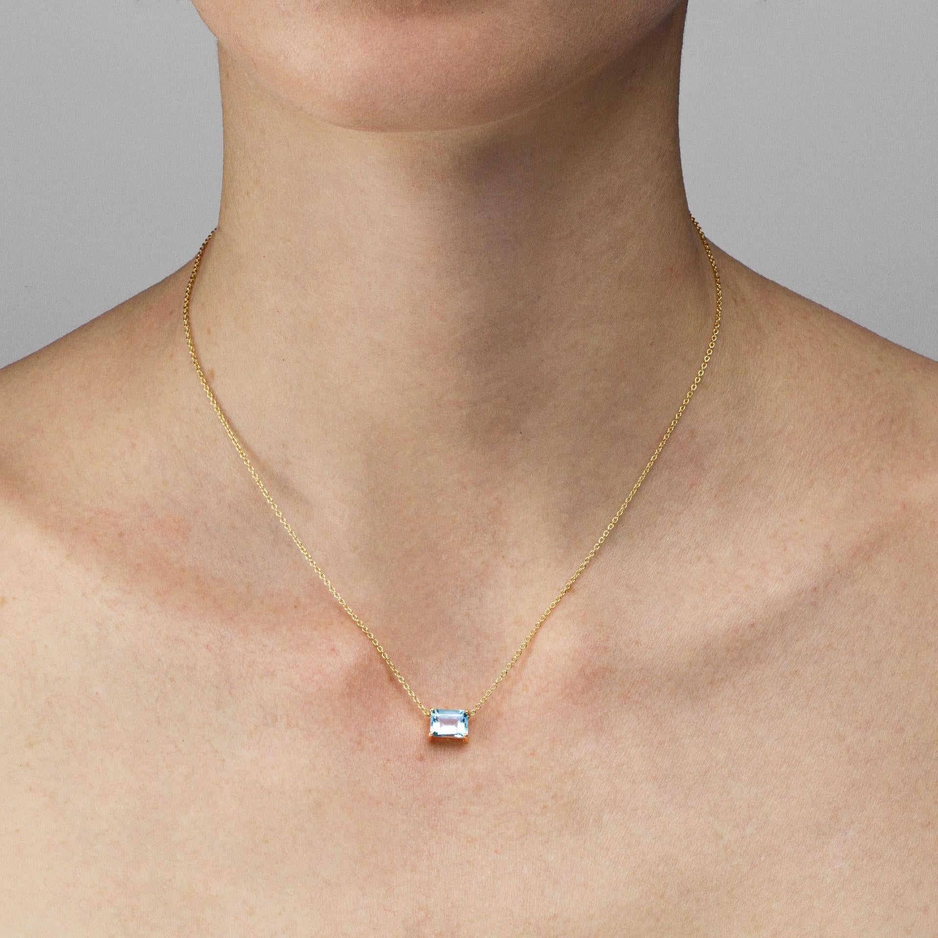 Alex Jona design collection, hand crafted in Italy, 18 Karat yellow gold chain necklace featuring an emerald cut aquamarine weighing 1.46 carats.
Dimensions: L x 18.11 in / L x 45cm.

Alex Jona jewels stand out, not only for their special design and