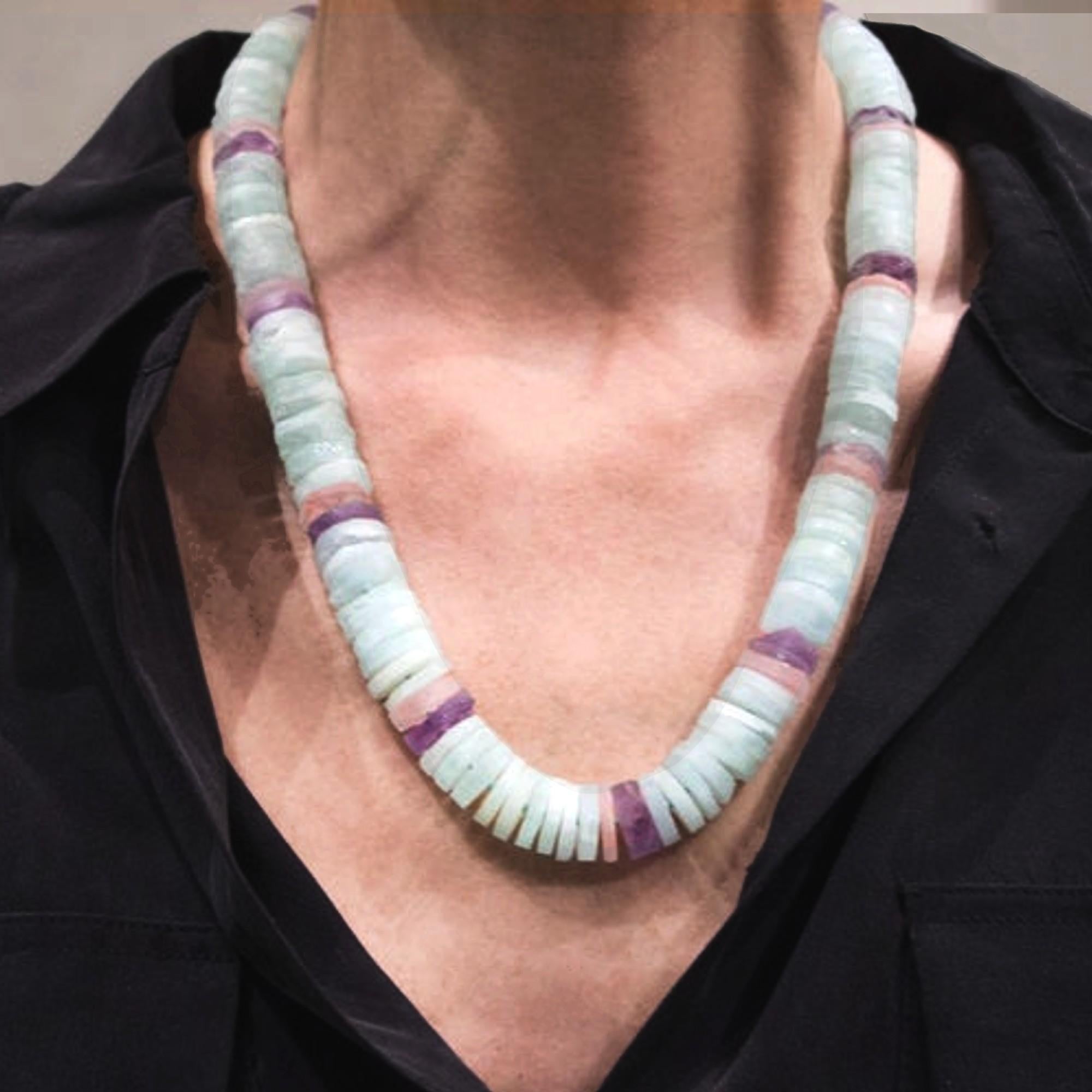 Collezione Alex Jona, realizzata a mano in Italia, collana con rondelle di acquamarina, ametista e quarzo rosa con chiusura in argento satinato.

Dimensioni della collana:
0,56 in L / 22,8 in L
14,5 mm L / 580 mm L

Dimensioni della