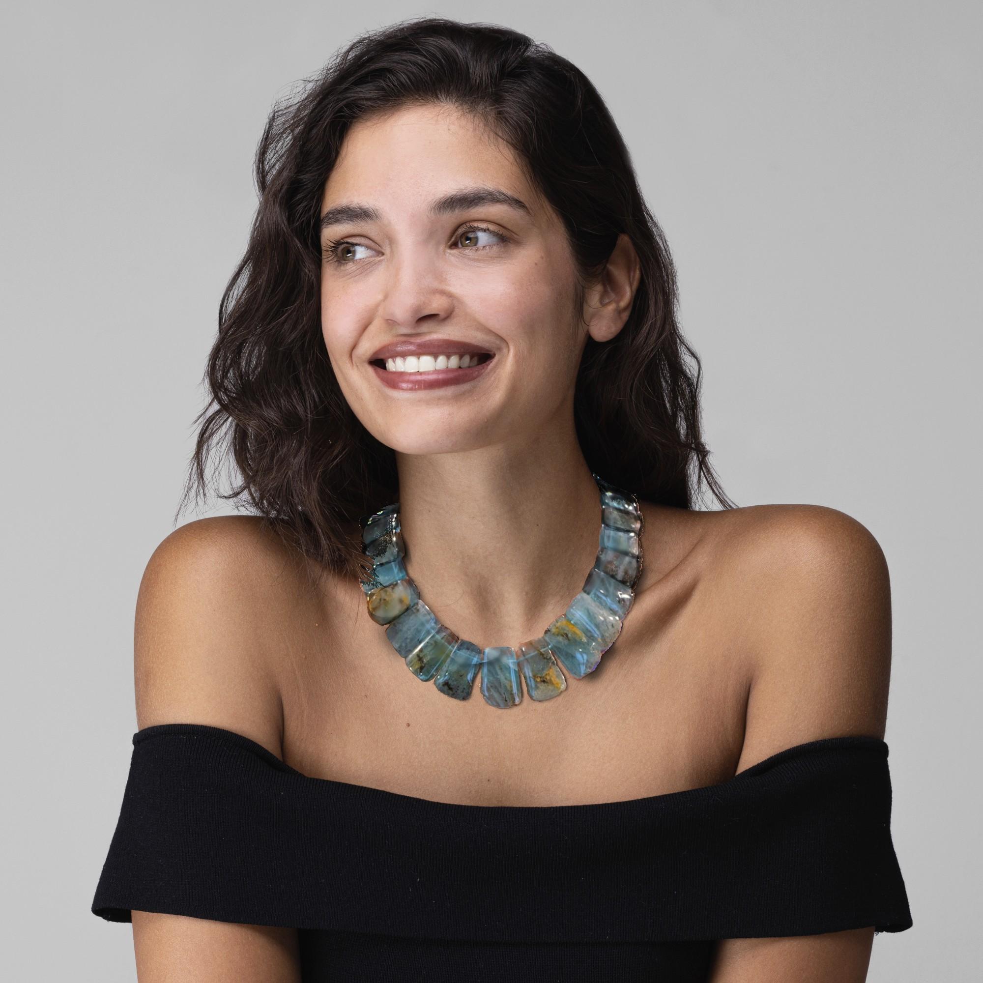 Collezione di design Alex Jona, realizzata a mano in Italia, collana di 27 acquamarine a doppio lato con taglio grezzo e lucido per un peso totale di 1005 carati, con chiusura in argento rodiato satinato. Può essere indossato sia sul lato ruvido che