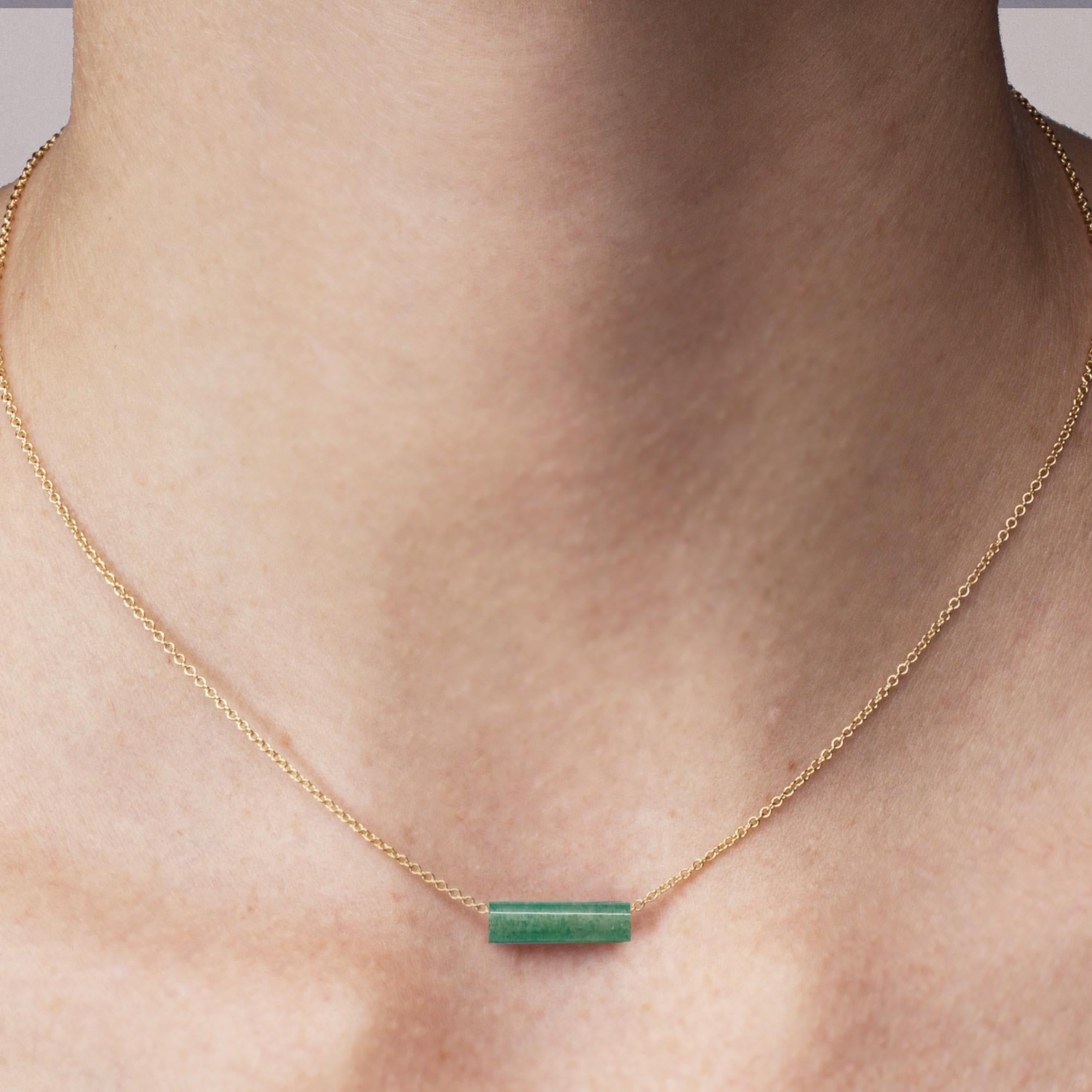 Collection Design/One d'Alex Jona, fait à la main en Italie, collier à chaîne en or jaune 18 carats suspendu à un élégant cylindre d'aventurine pesant 5,18 carats. 
Les bijoux Alex Jona se distinguent, non seulement par leur design particulier et