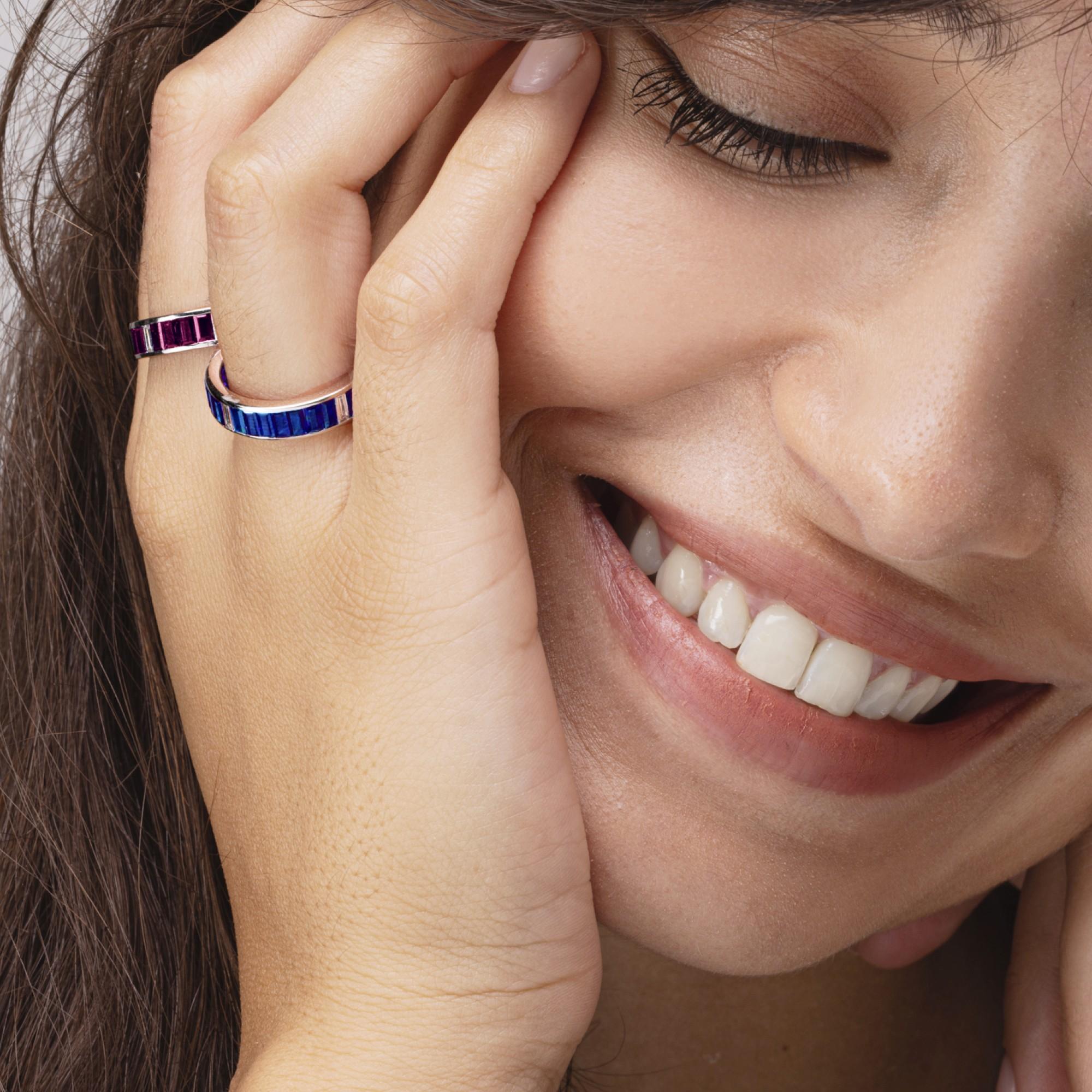 Alex Jona Baguette 18 Karat Gold Eternity-Ring mit blauem Saphir und weißem Diamant Damen im Angebot