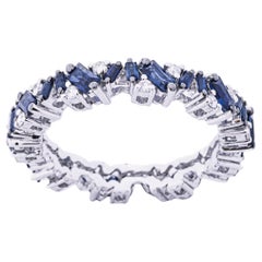Alex Jona Eternity-Ring aus 18 Karat Weißgold mit blauem Saphir und Diamant im Baguetteschliff