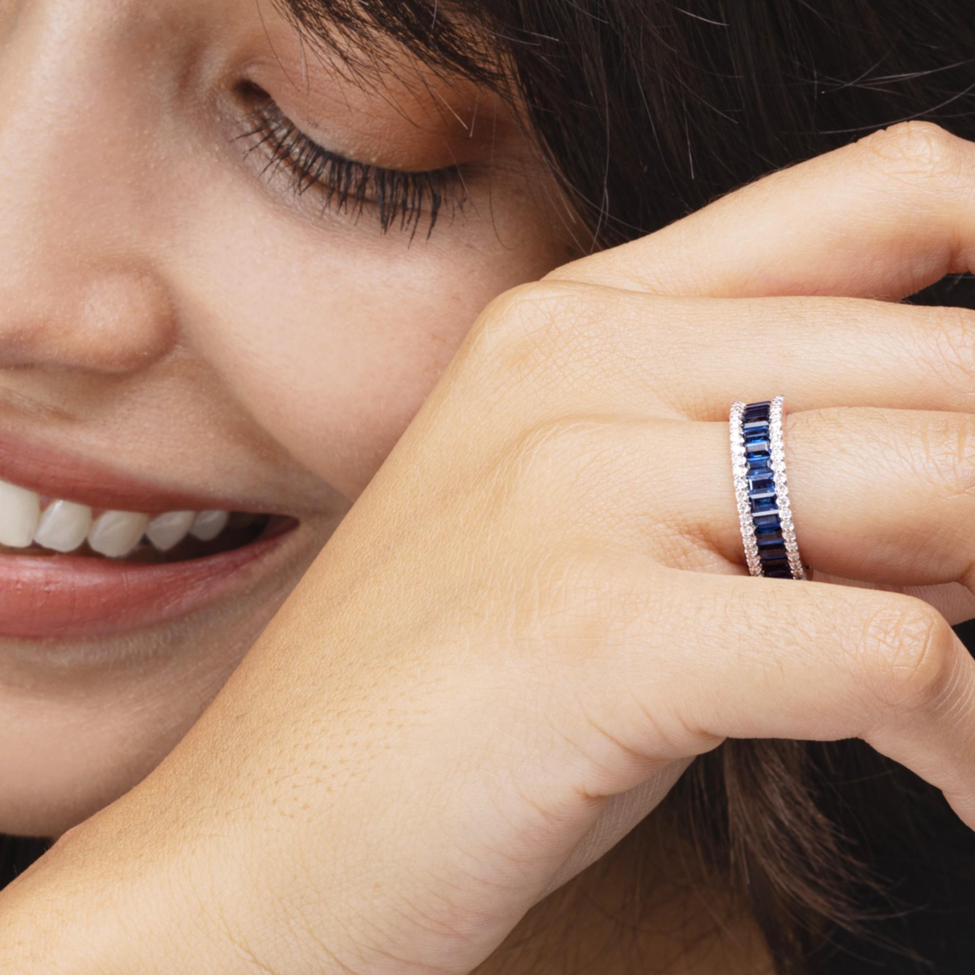 Donna Alex Jona Anello di eternità in oro 18 carati con zaffiro blu tagliato a baguette e diamante bianco in vendita