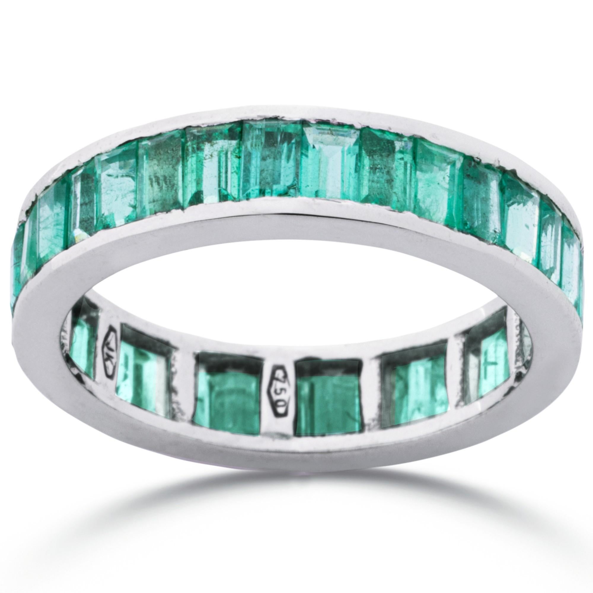 Alex Jona Baguette Cut Emerald 18 Karat White Gold Eternity Band Ring In New Condition For Sale In Torino, IT