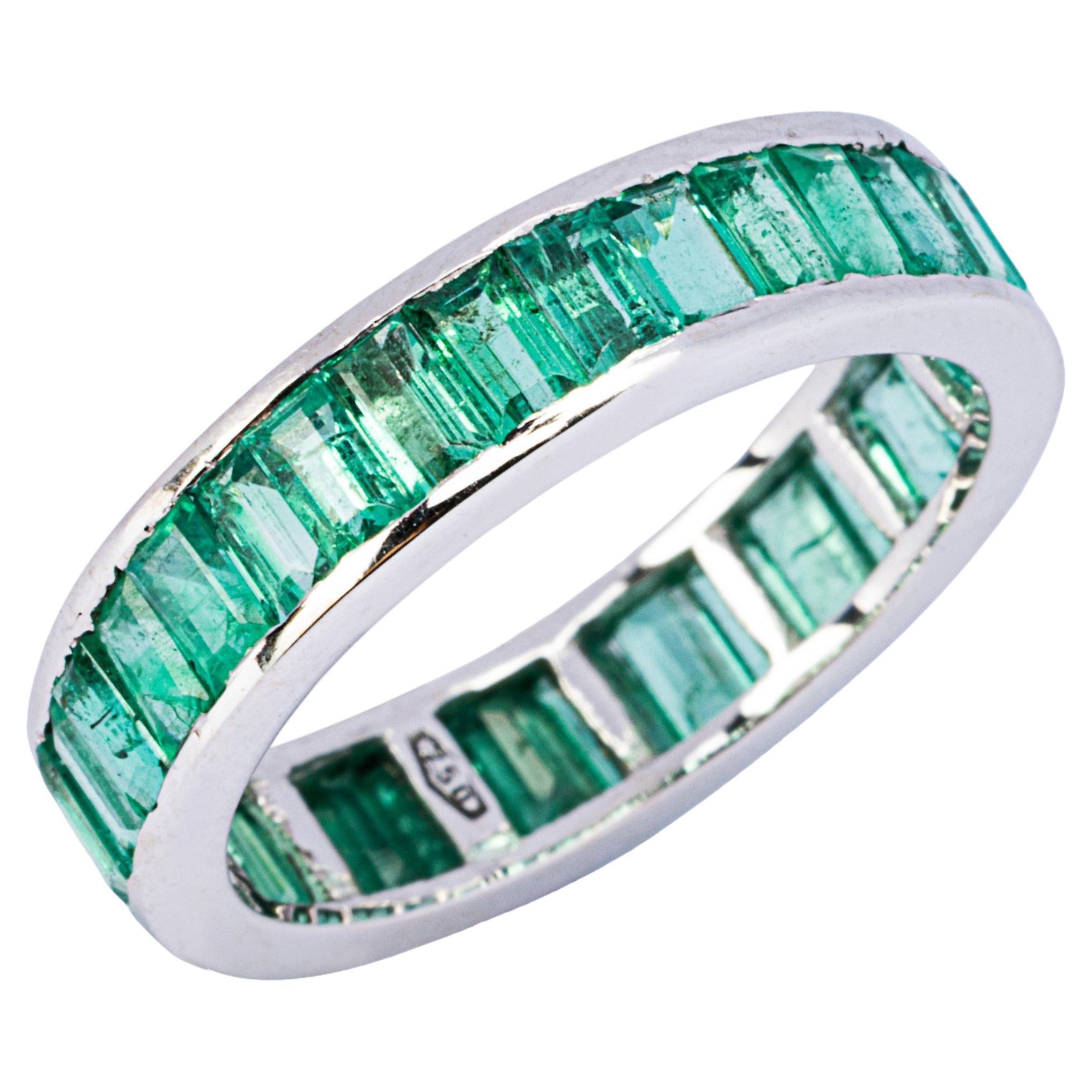 Alex Jona Eternity-Ring aus 18 Karat Weißgold mit Smaragd im Baguetteschliff und Smaragd im Angebot