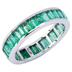 Alex Jona Eternity-Ring aus 18 Karat Weißgold mit Smaragd im Baguetteschliff und Smaragd