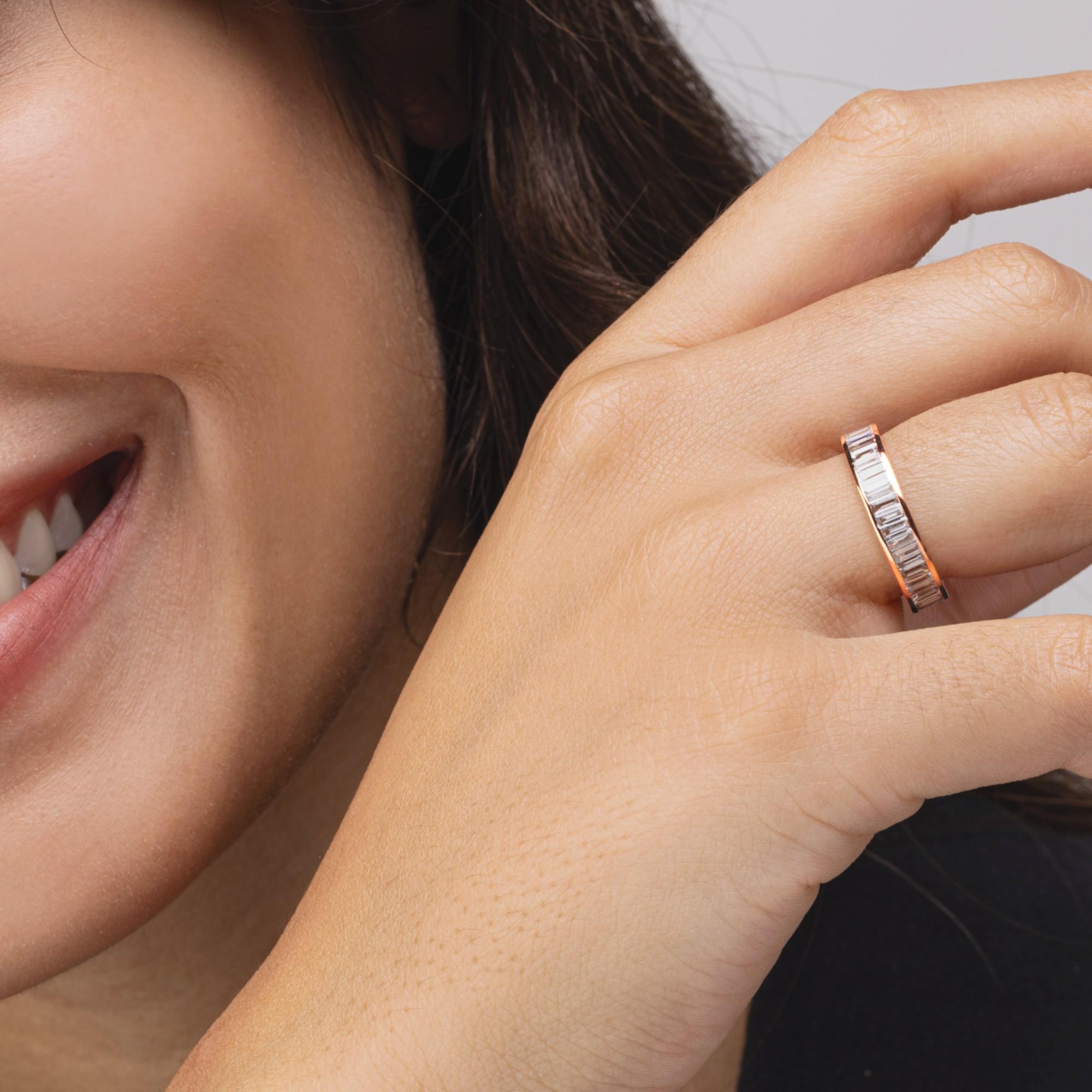 Alex Jona Eternity-Ring aus 18 Karat Gelbgold mit weißem Diamanten im Baguetteschliff im Angebot 1