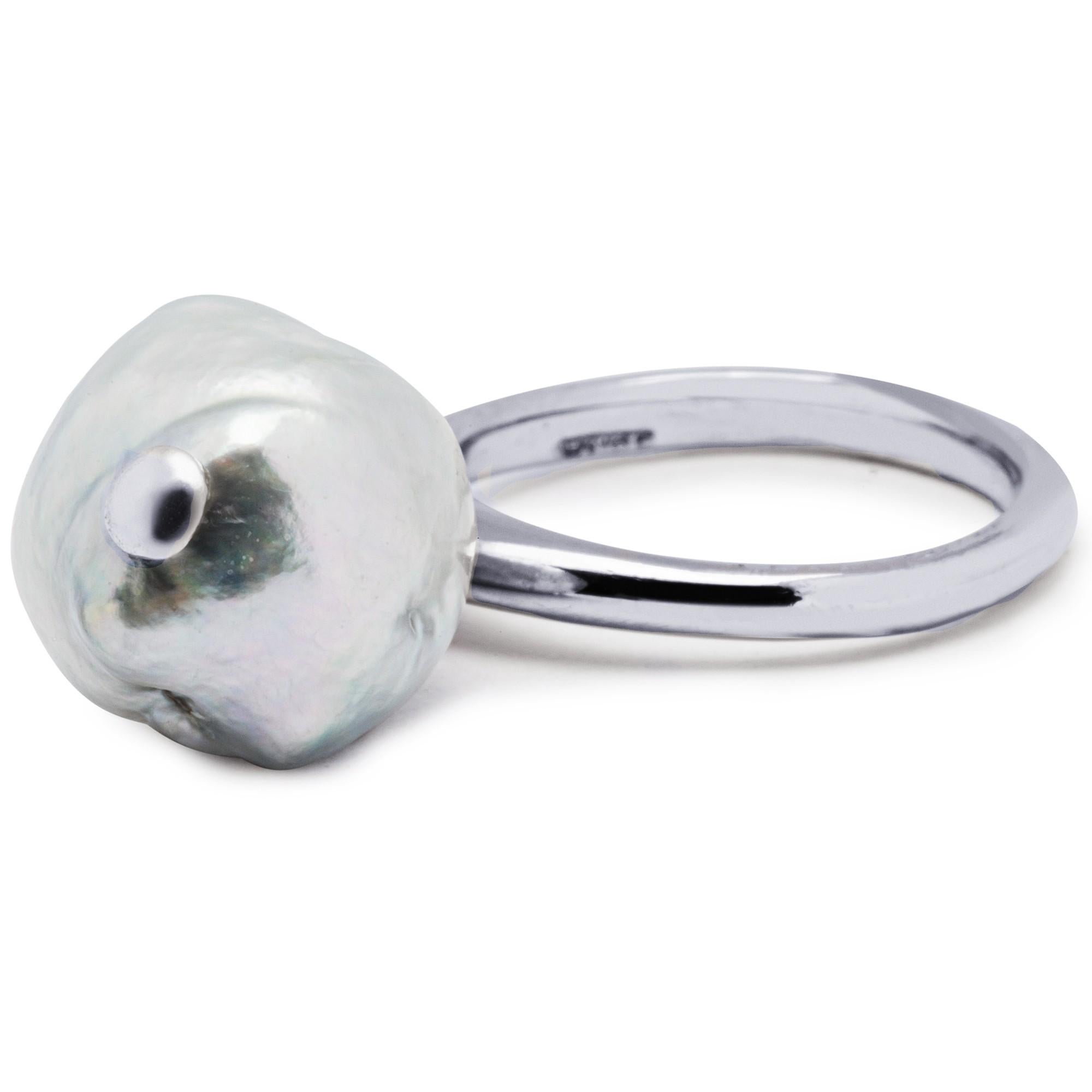 Alex Jona Barockring mit Südseeperlen-Charm aus 18 Karat Weißgold (Perle) im Angebot