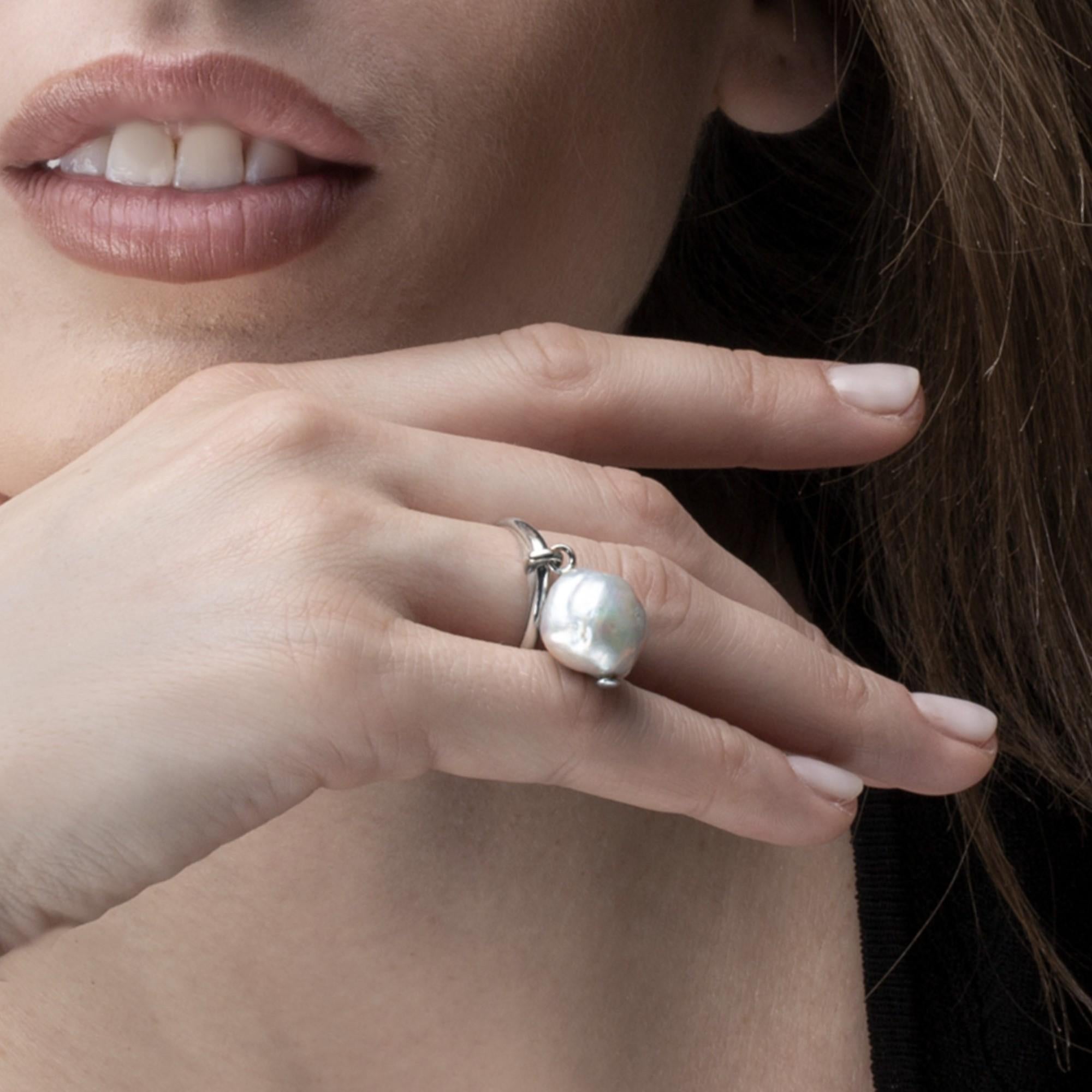 Alex Jona Barockring mit Südseeperlen-Charm aus 18 Karat Weißgold Damen im Angebot