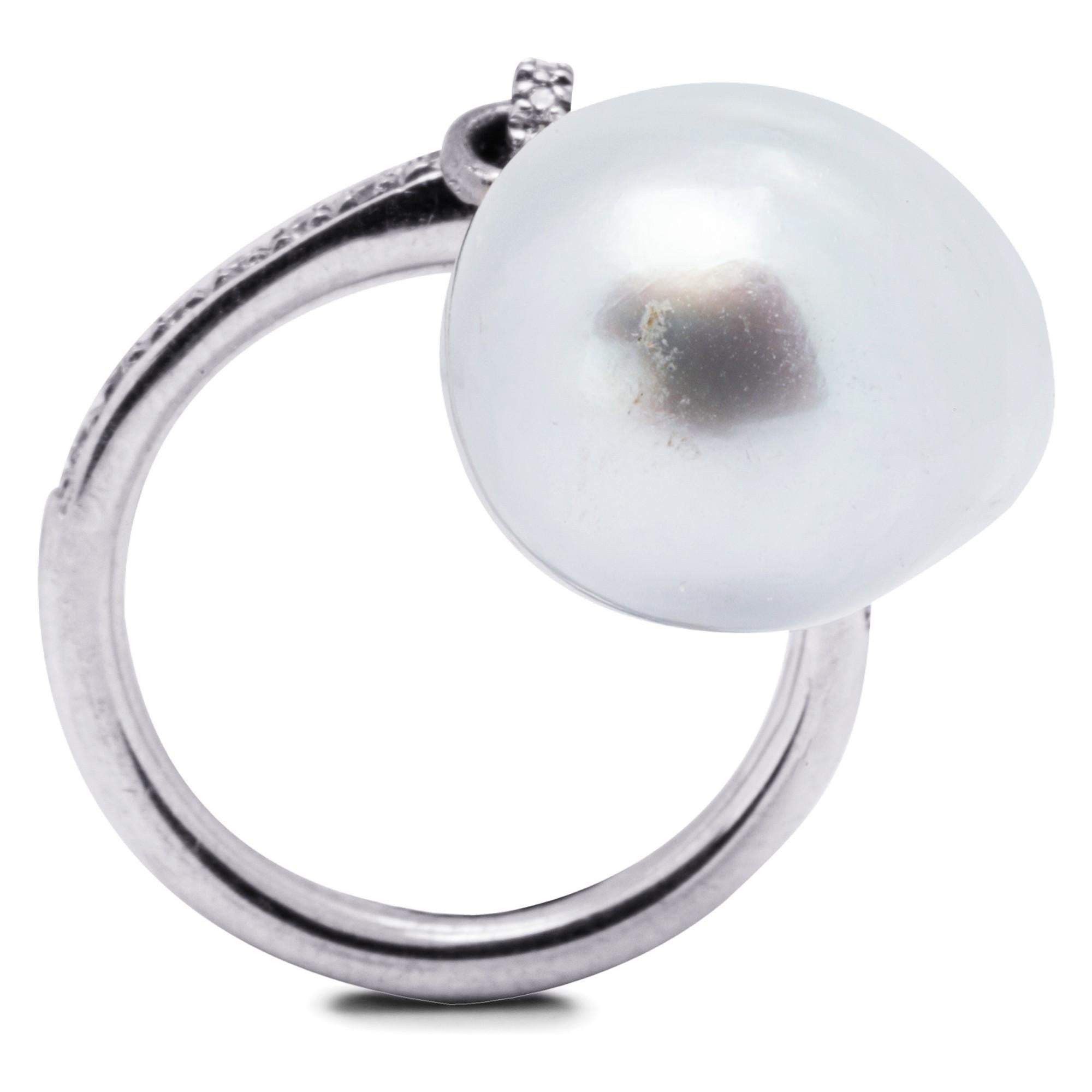 Perle Alex Jona Bague en or blanc 18 carats avec charme en perle des mers du Sud et diamant blanc en vente