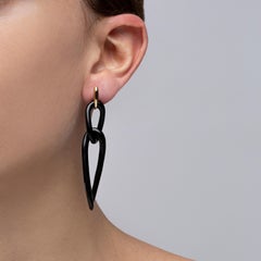 Orecchini pendenti in oro giallo 18 carati con agata nera di Alex Jona