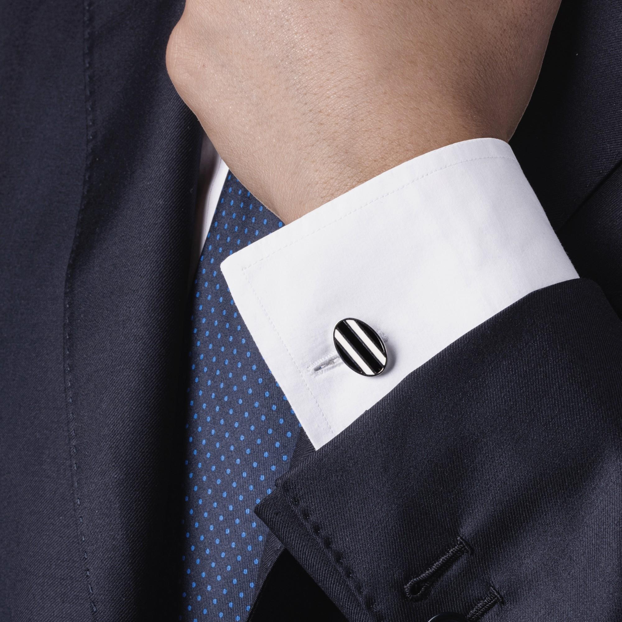 Alex Jona Design-Kollektion, handgefertigt in Italien, Manschettenknöpfe aus Sterlingsilber mit schwarzer und weißer Emaille, die an die Farben des Juventus-Fußballteams erinnert.

Die Manschettenknöpfe von Alex Jona zeichnen sich nicht nur durch