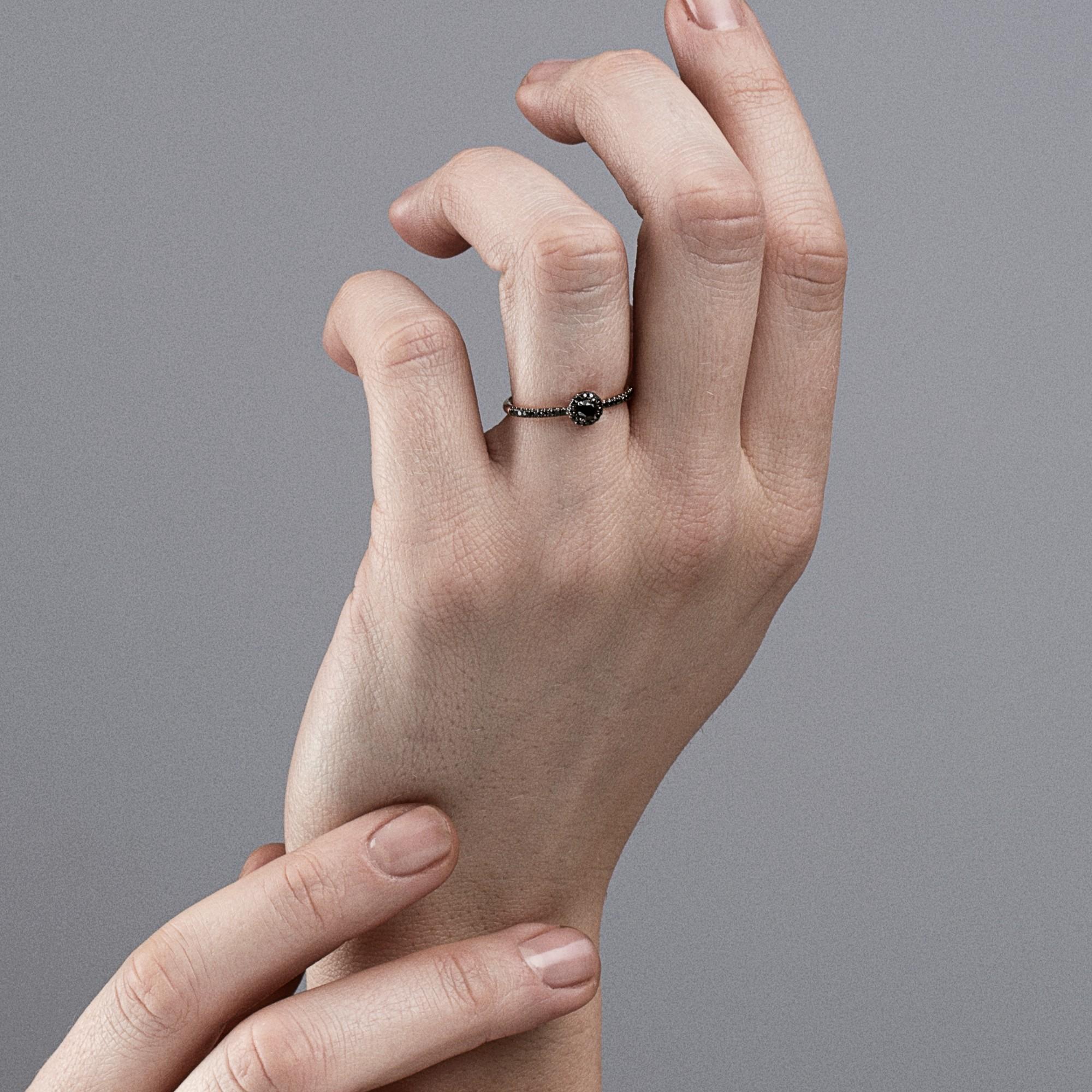 Colección de diseño Alex Jona, hecho a mano en Italia, anillo de oro rosa de 18 quilates, centrado en un diamante negro de talla redonda, rodeado de diamantes negros con un peso total de 0,28 quilates. Tamaño del anillo US. 6.5, se puede hacer por