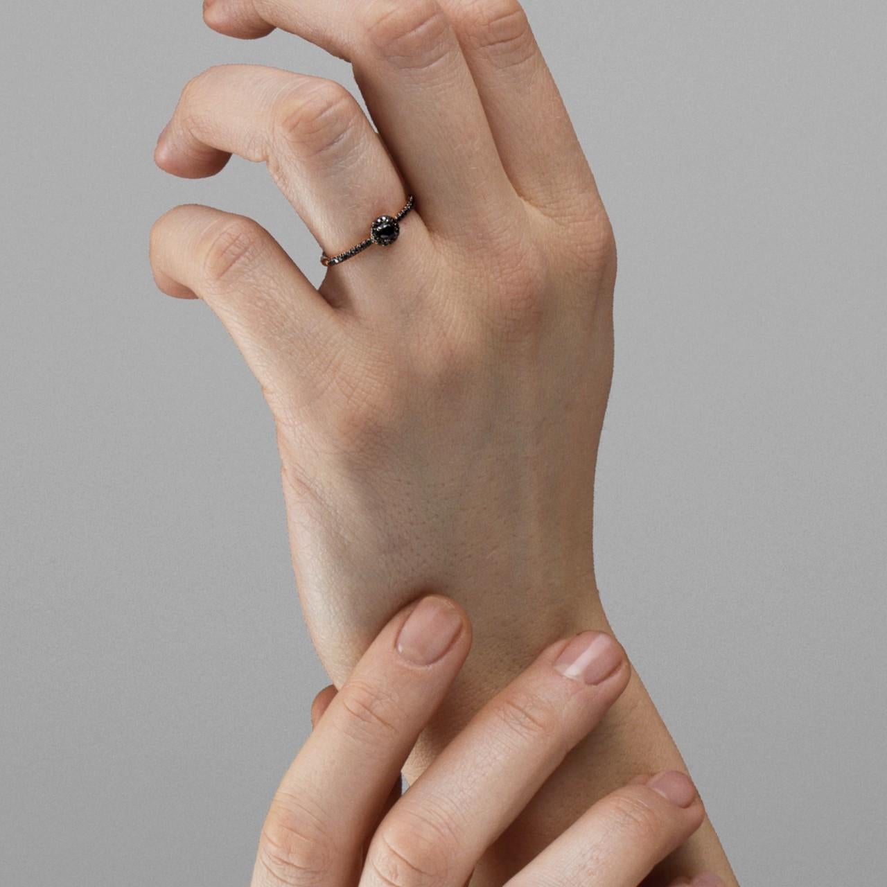 Jona Design Collection, handgefertigt in Italien, Ring aus 18 Karat Roségold, in der Mitte ein schwarzer Diamant im Rundschliff, umgeben von schwarzen Diamanten mit einem Gesamtgewicht von 0,28 Karat. Ringgröße US. 6.5, kann auf Bestellung nach