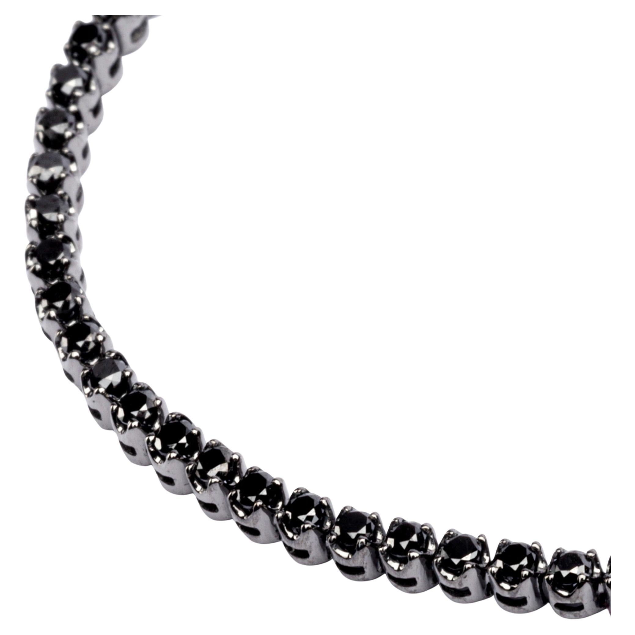 Alex Jona Design-Kollektion, handgefertigt in Italien, Tennisarmband aus 18 Karat Schwarzrhodium-Weißgold, Länge 19 cm, besetzt mit schwarzen Diamanten von insgesamt 1,81 Karat. 

Die Juwelen von Alex Jona zeichnen sich nicht nur durch ihr