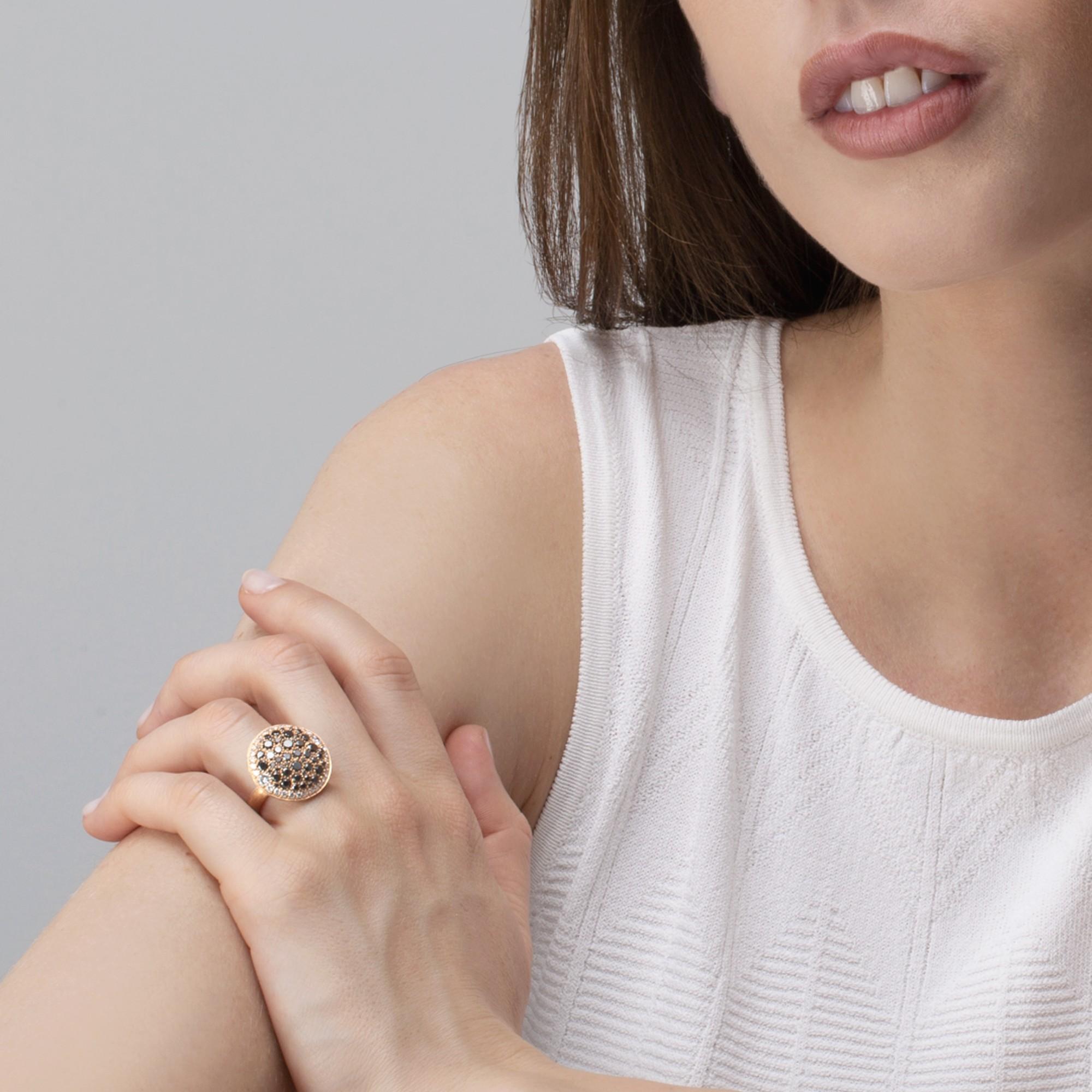 Colección de diseño Alex Jona, hecho a mano en Italia, anillo de oro rosa de 18 quilates, engastado con 0,97 quilates de diamantes blancos y 1,82 quilates de diamantes negros.  Talla US 6, puede ajustarse a cualquier medida.  

Las joyas de Alex