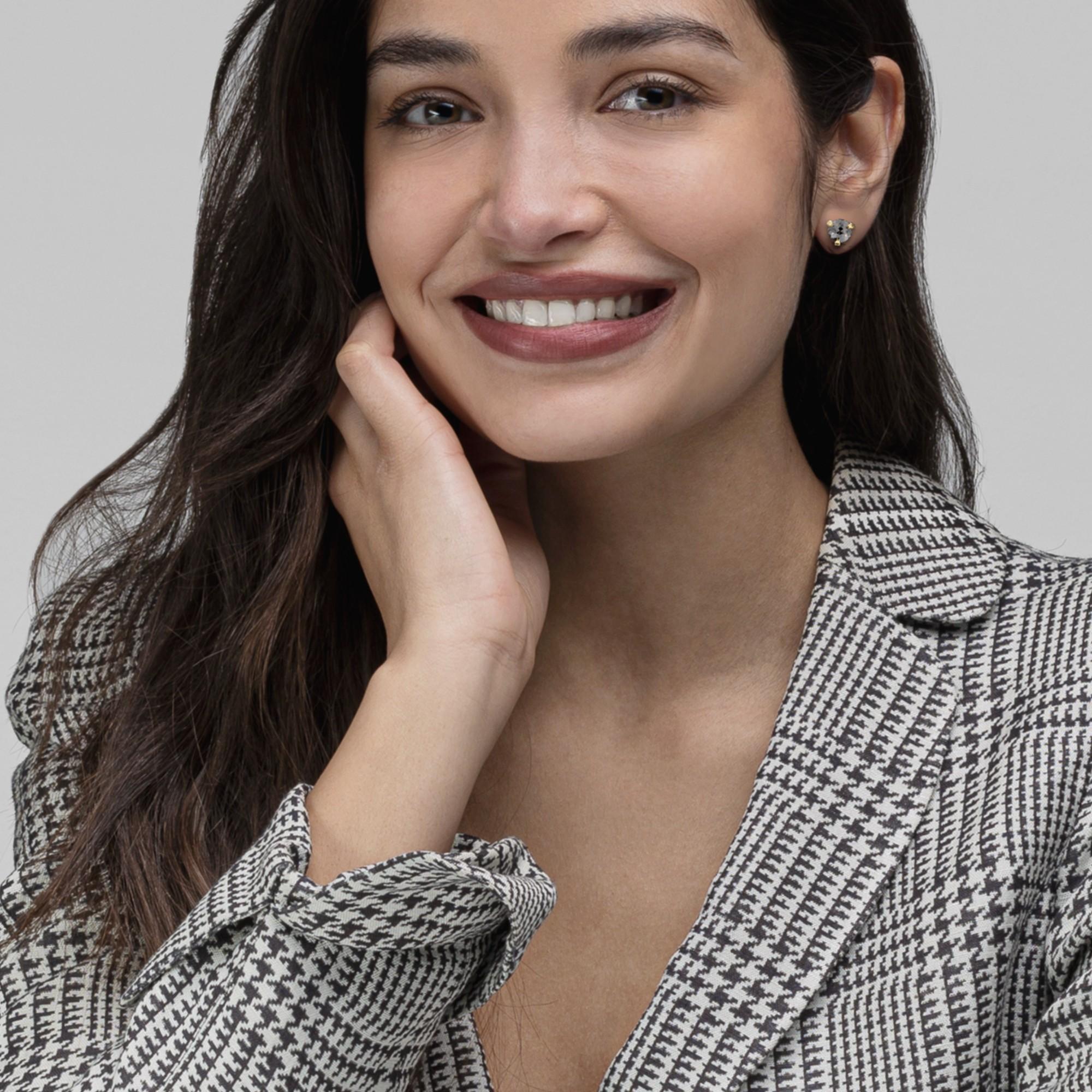 Alex Jona, clous d'oreilles en or jaune 18 carats avec diamants noirs et diamants blancs Unisexe en vente
