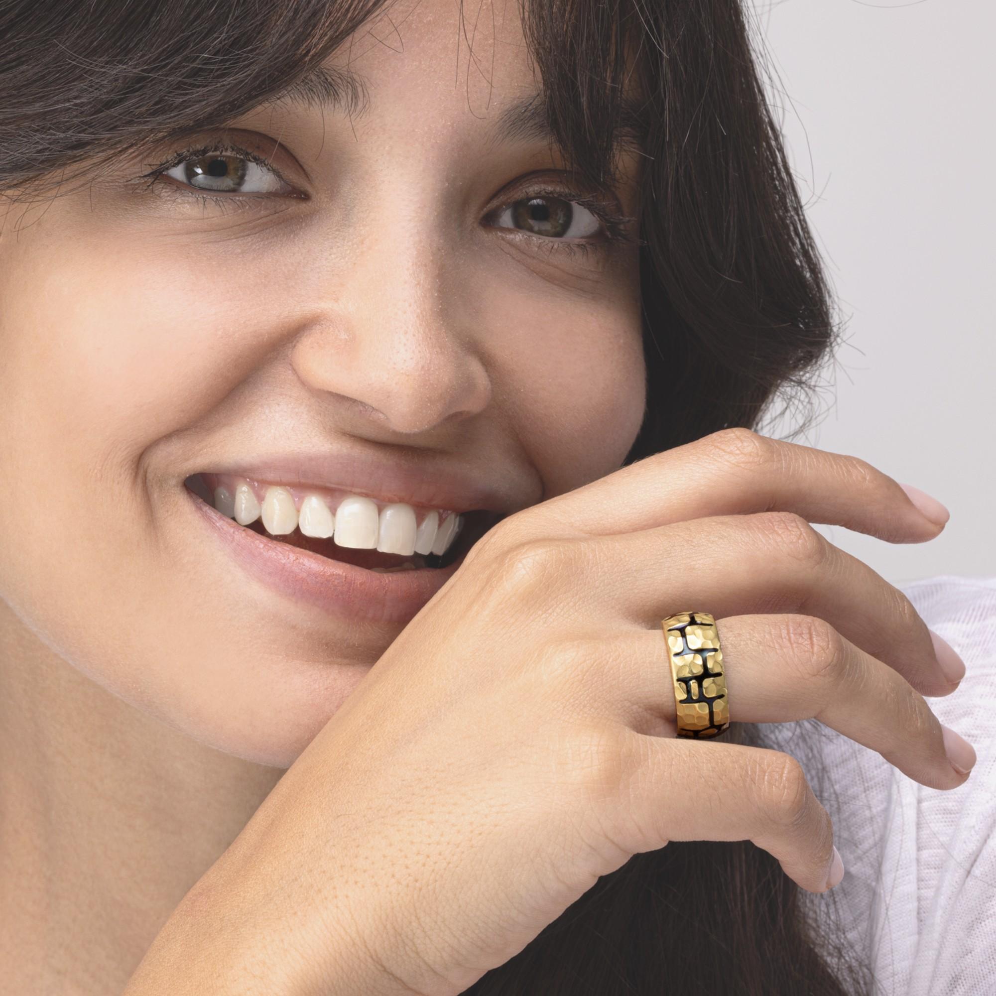 Alex Jona design collection, hand crafted in Italy, 18 Karat yellow gold ring band with black enamel.
US size 7, can be sized to any specification.  

Alex Jona jewels stand out, not only for their special design and for the excellent quality of the