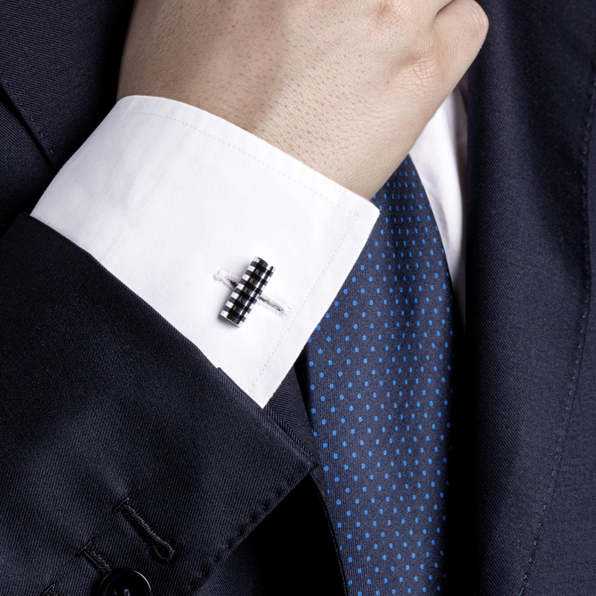 Colección de diseño Alex Jona, hecha a mano en Italia, gemelos de plata de ley con esmalte negro. Marcado JONA 925.     Dimensiones.  0,27 pulg. de ancho x 0,75 pulg. de alto.      7 mm An x 19 mm Al.

Los gemelos Alex Jona destacan no sólo por su