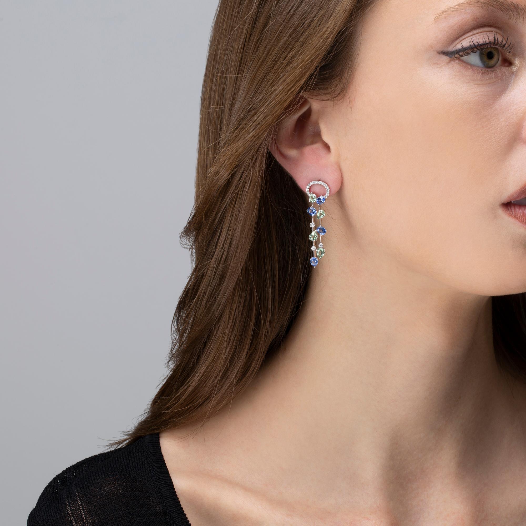 Collezione Alex Jona, orecchini in oro bianco 18 carati con zaffiri naturali, 3,08 carati di zaffiri blu, 3,28 carati di zaffiri verdi e 0,56 carati di diamanti bianchi, colore F, purezza VVS1.
Dimensioni: L 1,81 pollici x L 0,47 pollici x P 0,15