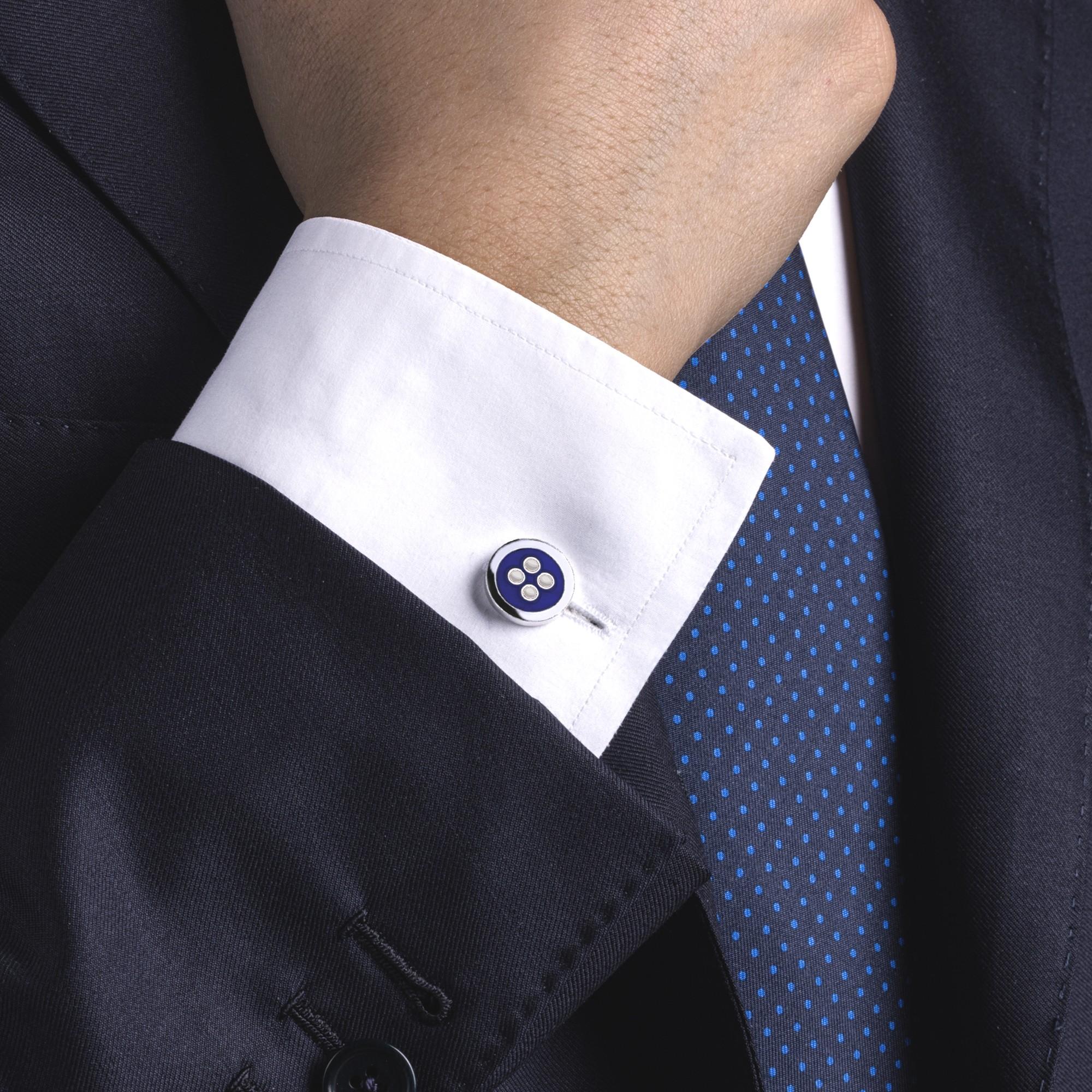 Collezione di design Alex Jona, realizzati a mano in Italia, gemelli a bottone in argento rodiato con smalto blu e bianco. 
I gemelli Alex Jona si distinguono non solo per il loro design particolare e per l'eccellente qualità, ma anche per l'attenta