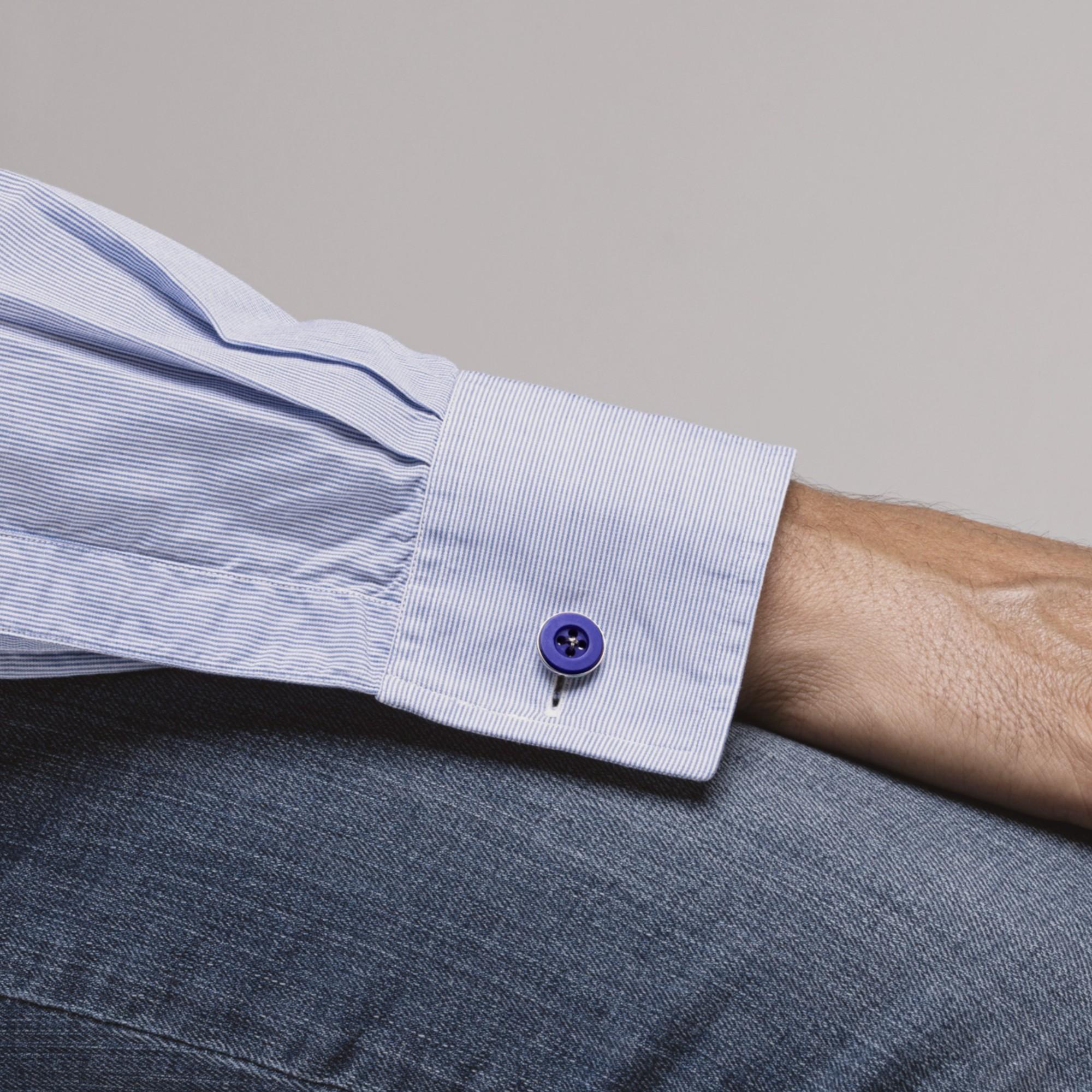 Collezione di design Alex Jona, realizzati a mano in Italia, gemelli con bottone blu in argento rodiato. 
I gemelli Alex Jona si distinguono non solo per il loro design particolare e per l'eccellente qualità, ma anche per l'attenta cura dei dettagli
