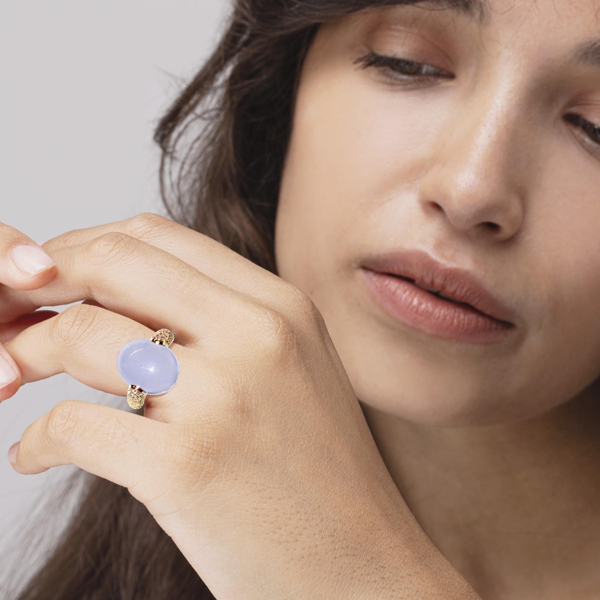 Alex Jona design collection, hand crafted in Italy, 18 karat yellow gold ring, centering a cabochon blue chalcedony weighing 8.65 carats. The shoulders are set with white diamonds weighing 0.62 carats in total.
Dimensions: H 0.96 in x W 0.81 in x D