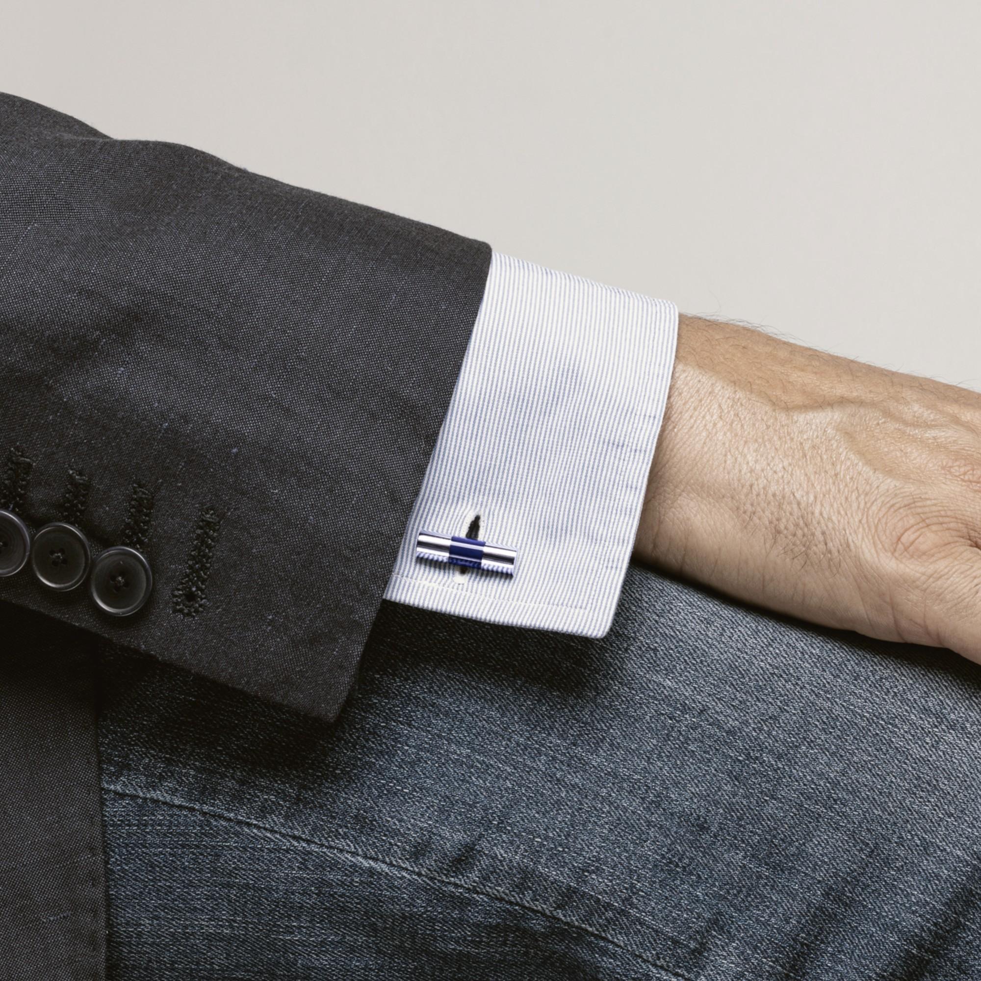 Colección de diseño Alex Jona, hecha a mano en Italia, gemelos de barra de Plata de Ley rodiada y esmalte azul. Marcado JONA 925. 

Los gemelos Alex Jona destacan no sólo por su especial diseño y por su excelente calidad, sino también por la
