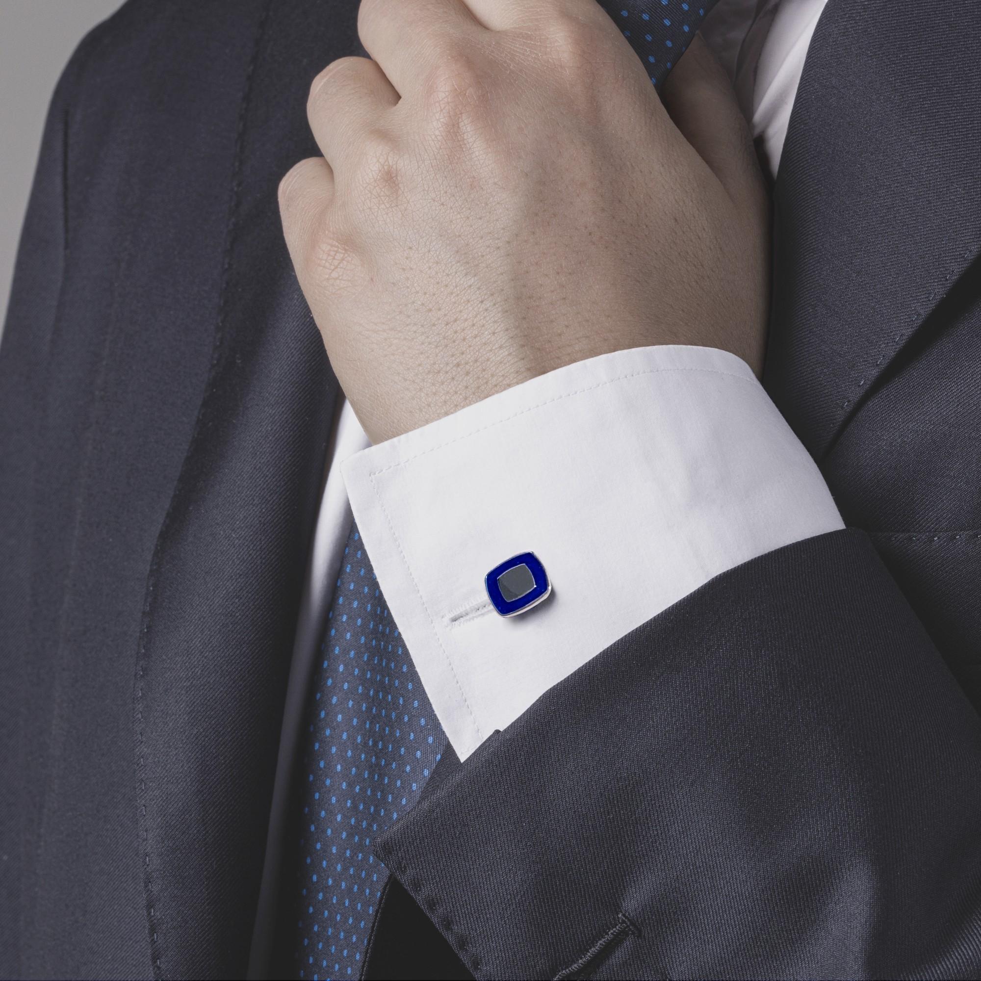 Collection Design/One d'Alex Jona, fabriqués à la main en Italie, boutons de manchette en argent sterling avec émail bleu. Dimensions : 0.44 in.  x 0.44 in.     11.39 mm.  x 12.22 mm. 

Les boutons de manchette Alex Jona se distinguent, non