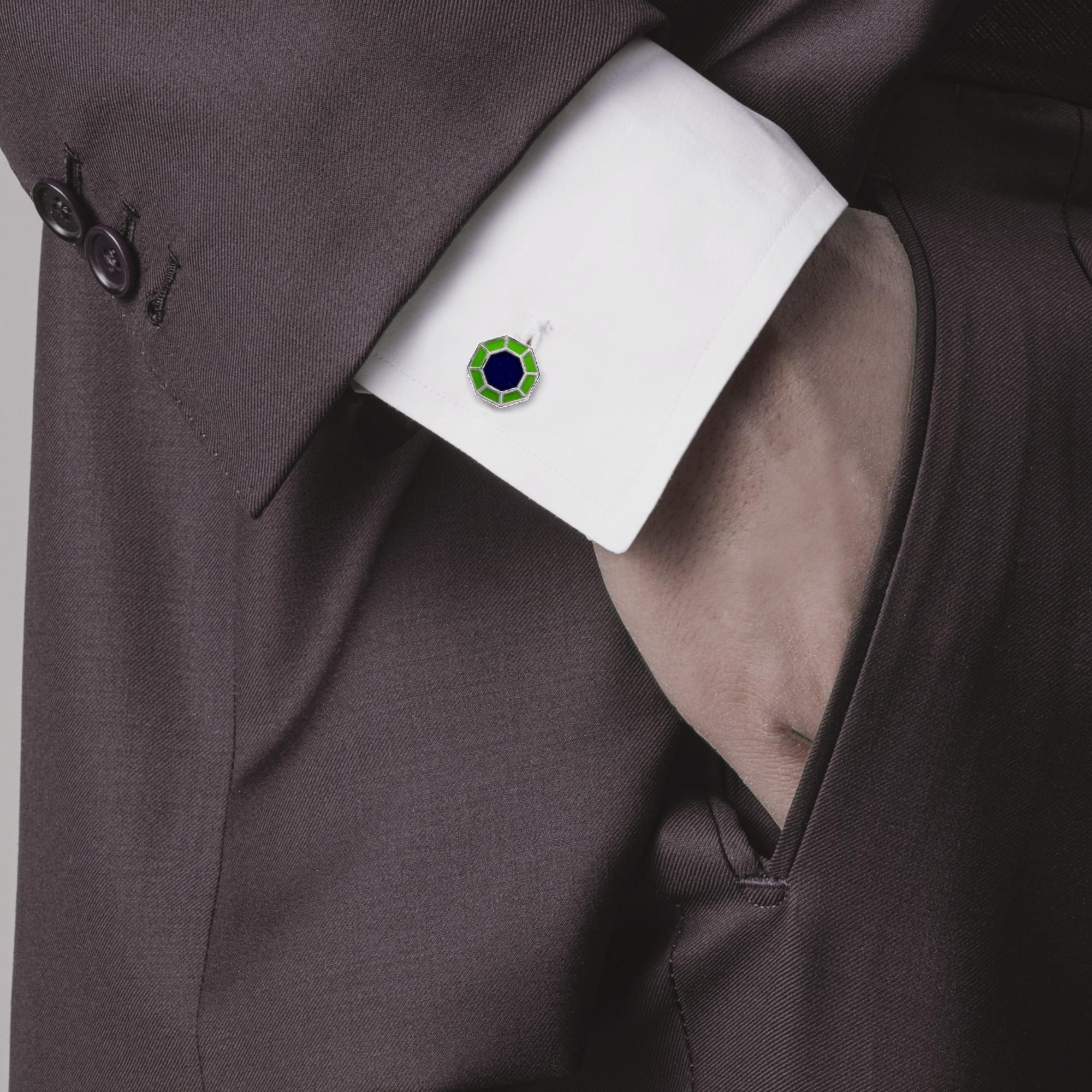 Collezione di design Alex Jona, realizzati a mano in Italia, gemelli in argento 925/°°° a forma ottagonale con smalto blu e verde. Marcato JONA.

I gemelli Alex Jona si distinguono non solo per il loro design particolare e per l'eccellente qualità,