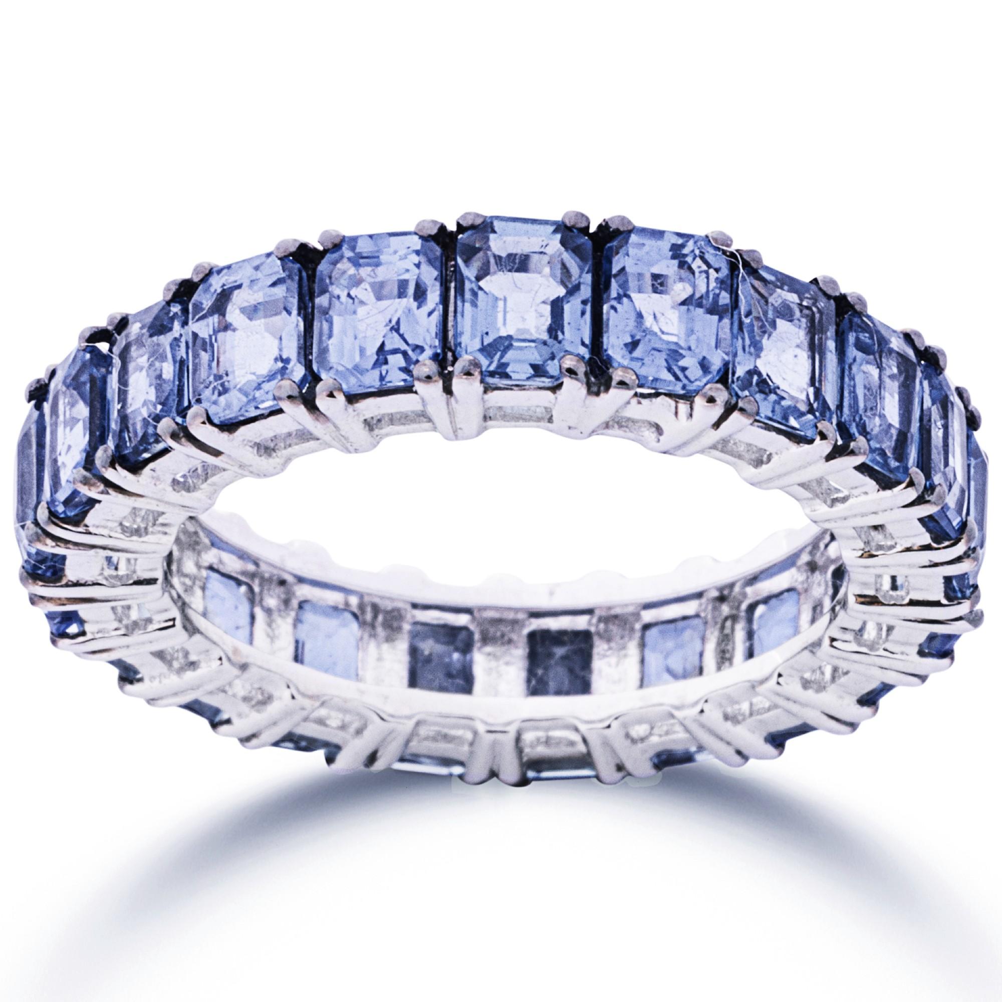 Alex Jona: 18 Karat Weißgold Eternity-Ring mit blauem Saphir (Smaragdschliff) im Angebot