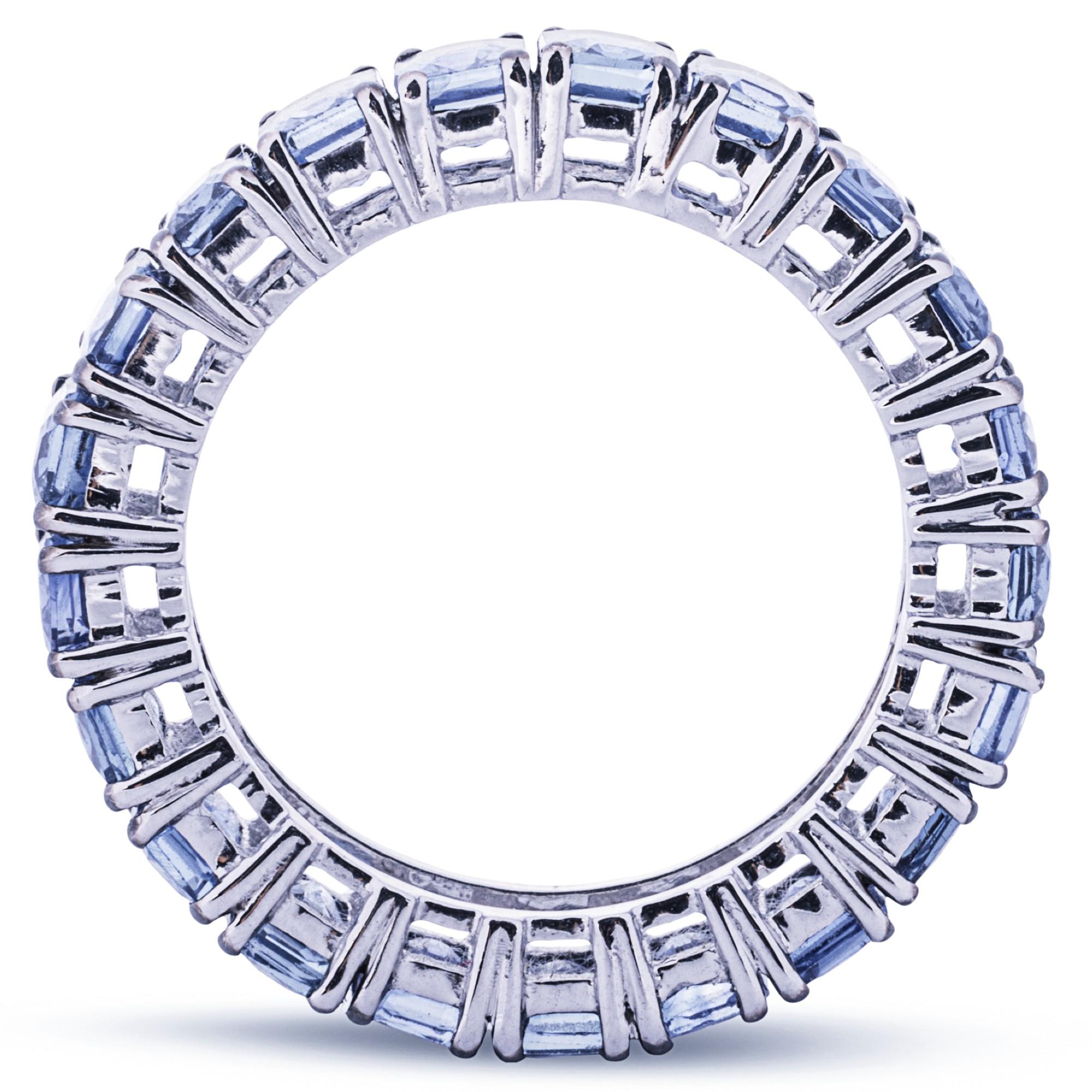 Alex Jona: 18 Karat Weißgold Eternity-Ring mit blauem Saphir im Angebot 1