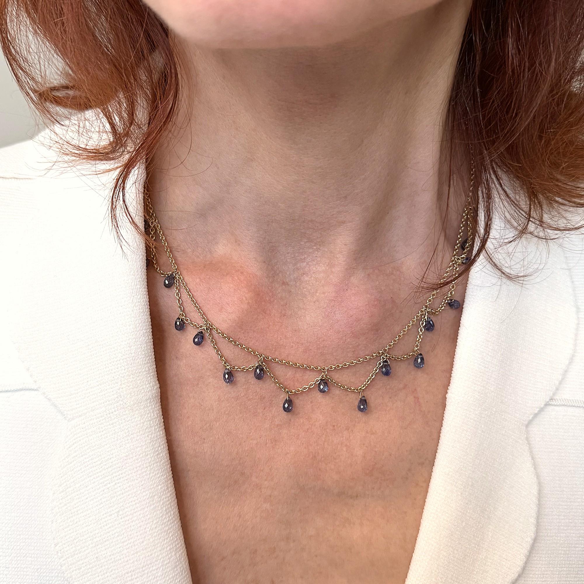 Collection Design/One d'Alex Jona, fait à la main en Italie, collier à chaîne en or jaune 18 carats, avec 12,88 carats de saphirs bleus taillés en briolette.

Les bijoux Alex Jona se distinguent, non seulement par leur design particulier et par