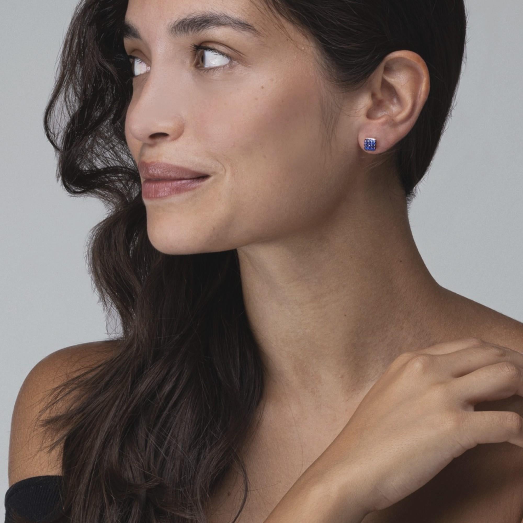 Alex Jona design collection, hand crafted in Italy, 18 karat white gold stud earrings featuring 1.67 carats of blu sapphires. The square is elegantly burnished.
Alex Jona jewels stand out, not only for their special design and for the excellent