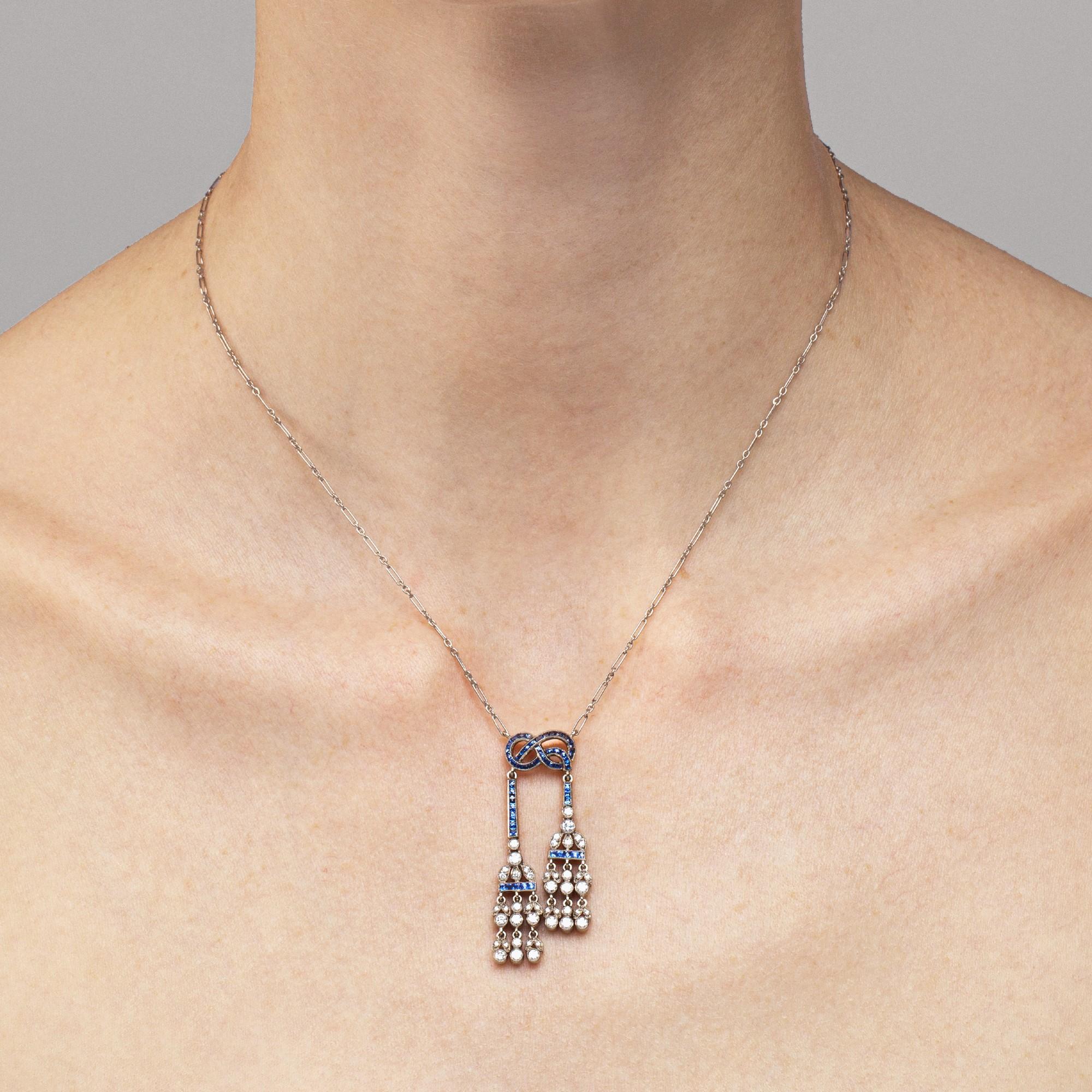 Alex Jona Design-Kollektion, handgefertigt in Italien, Anhänger-Halskette mit 53 blauen Saphiren mit einem Gewicht von 1,97 ct. und 46 weißen Diamanten mit einem Gesamtgewicht von 0,82 ct.

Die Juwelen von Alex Jona zeichnen sich nicht nur durch ihr