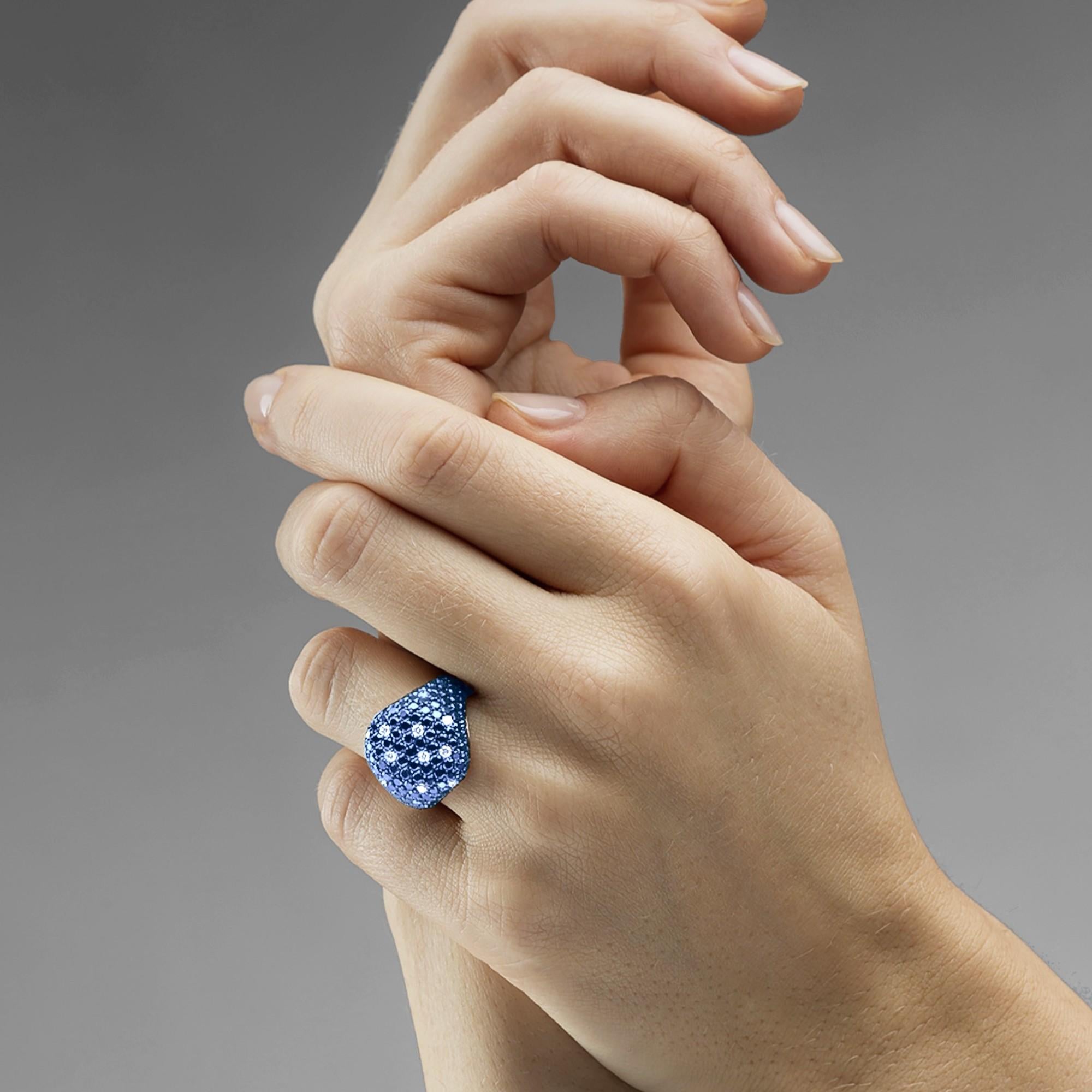 Collezione Alex Jona, realizzato a mano in Italia, anello con pavé di zaffiri blu e diamanti bianchi in oro bianco 18 carati con 3,81 carati di zaffiri blu e 0,24 carati di diamanti bianchi, colore F, purezza VVS1. Può essere indossato anche come